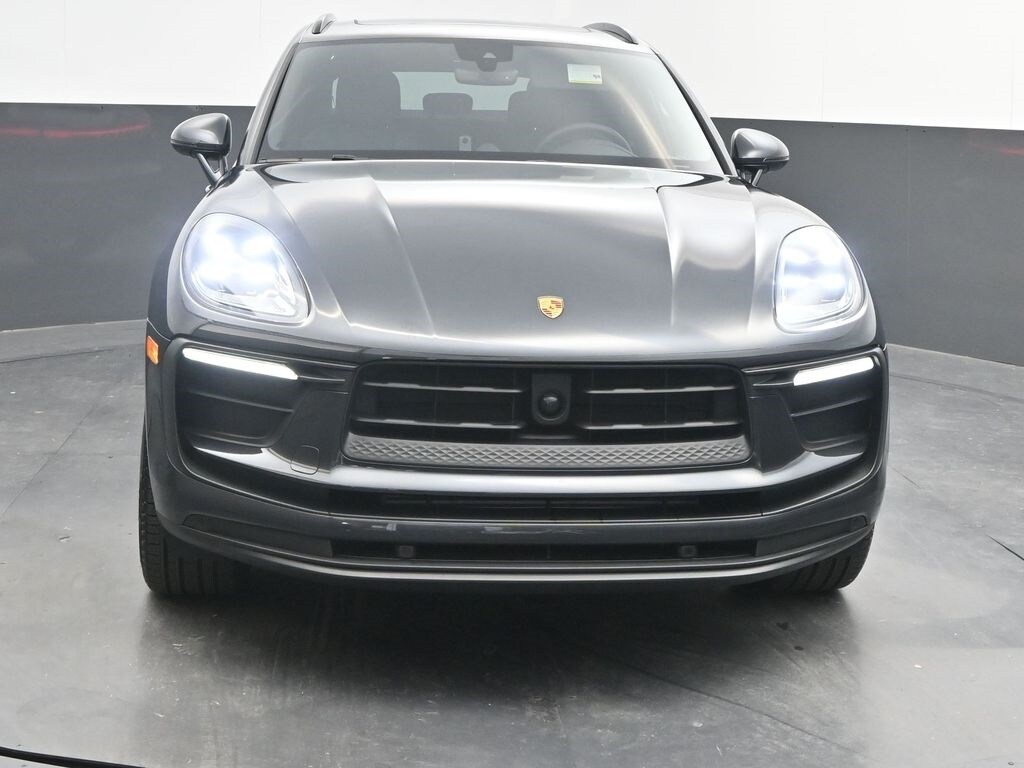 2025 Porsche Macan Base photo 2
