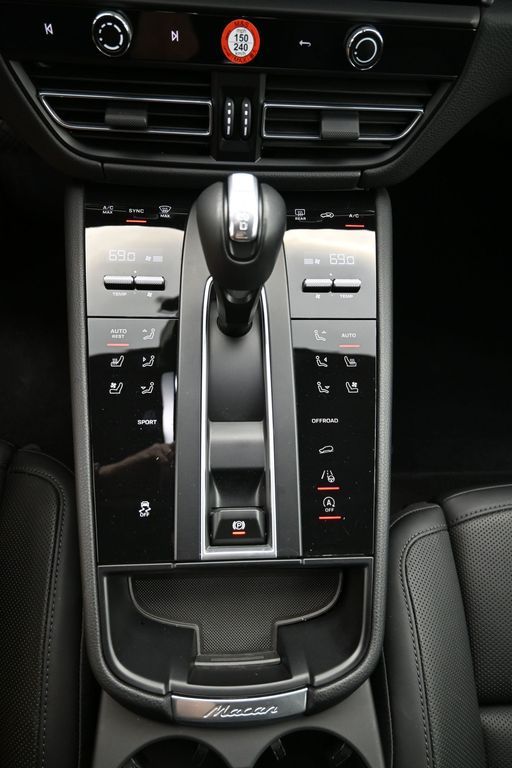2025 Porsche Macan - Photo 16