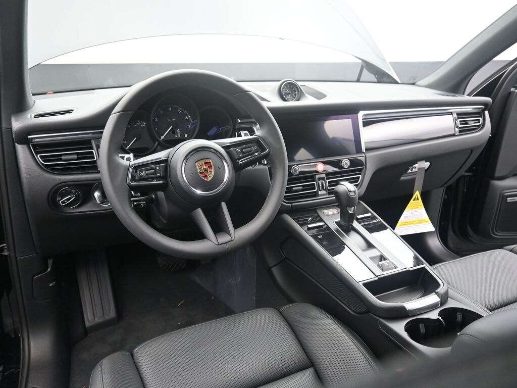 2025 Porsche Macan Base photo 4