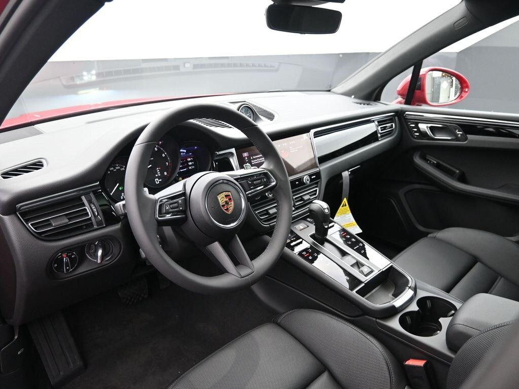 2025 Porsche Macan T photo 4