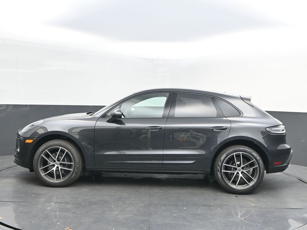 2025 Porsche Macan T photo 4