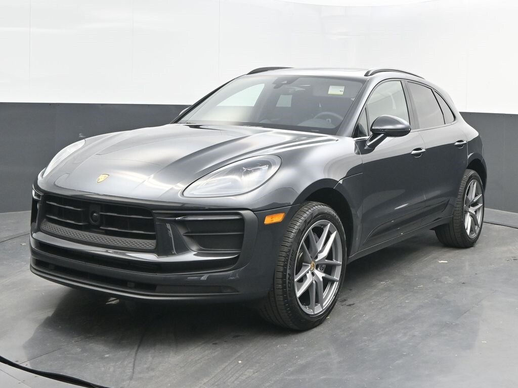 2025 Porsche Macan Base photo 3