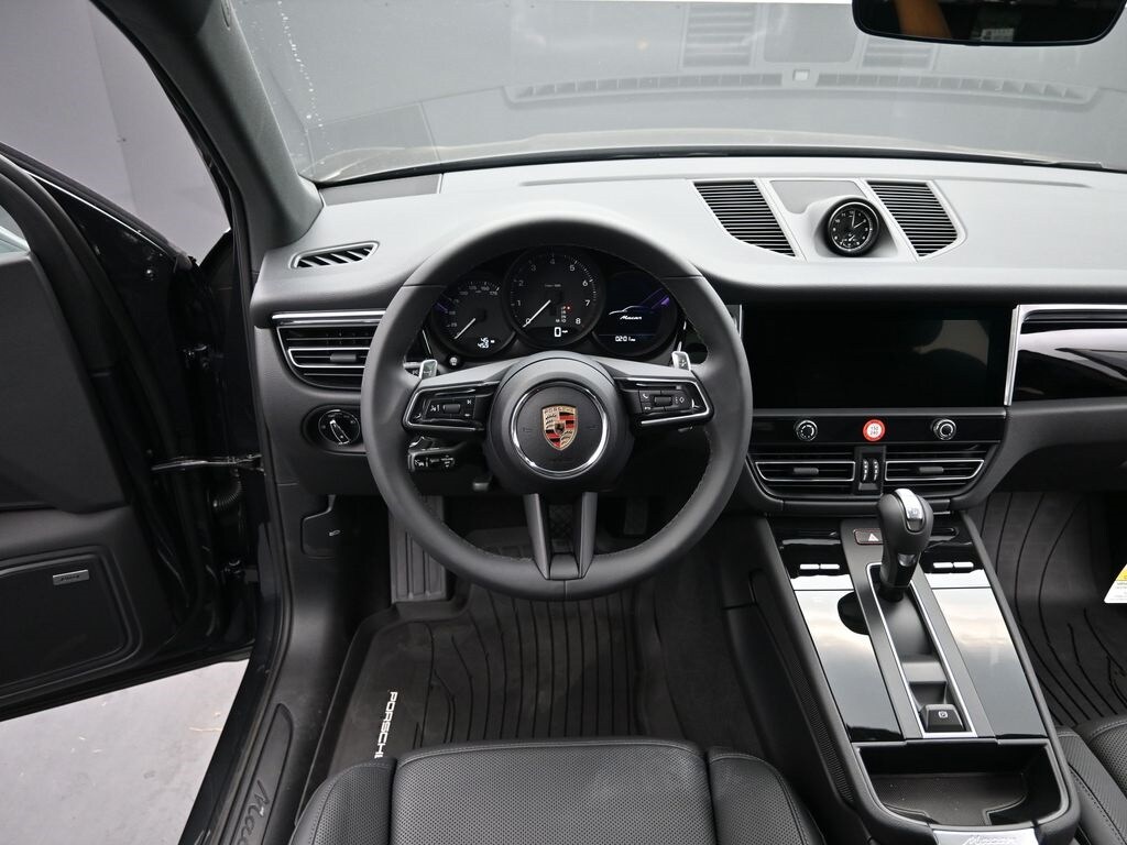 2025 Porsche Macan T photo 4