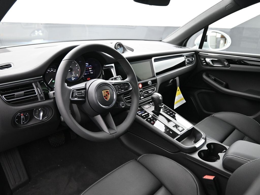2025 Porsche Macan S photo 4