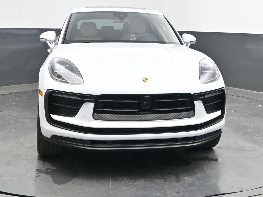 2025 Porsche Macan T photo 2