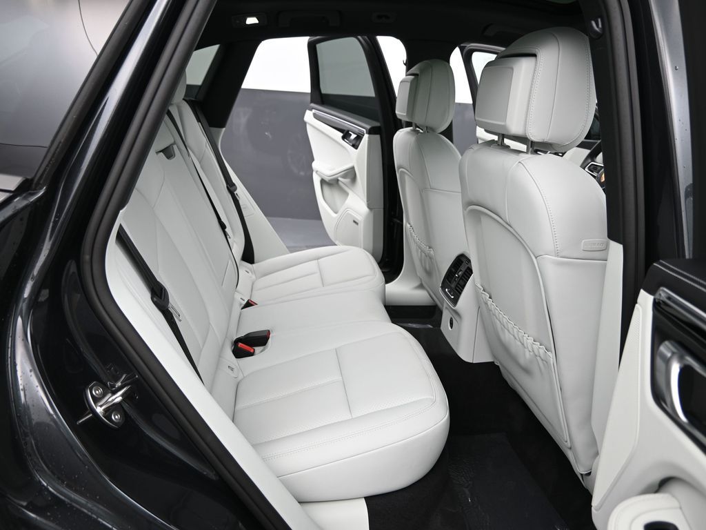 2025 Porsche Macan - Photo 22