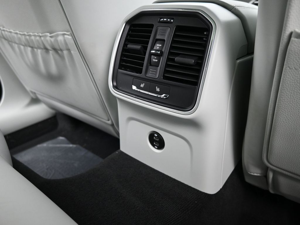 2025 Porsche Macan - Photo 23