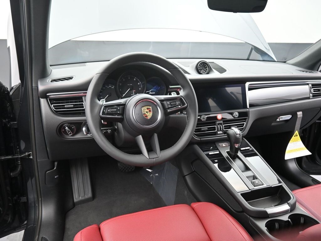 2025 Porsche Macan Base photo 4