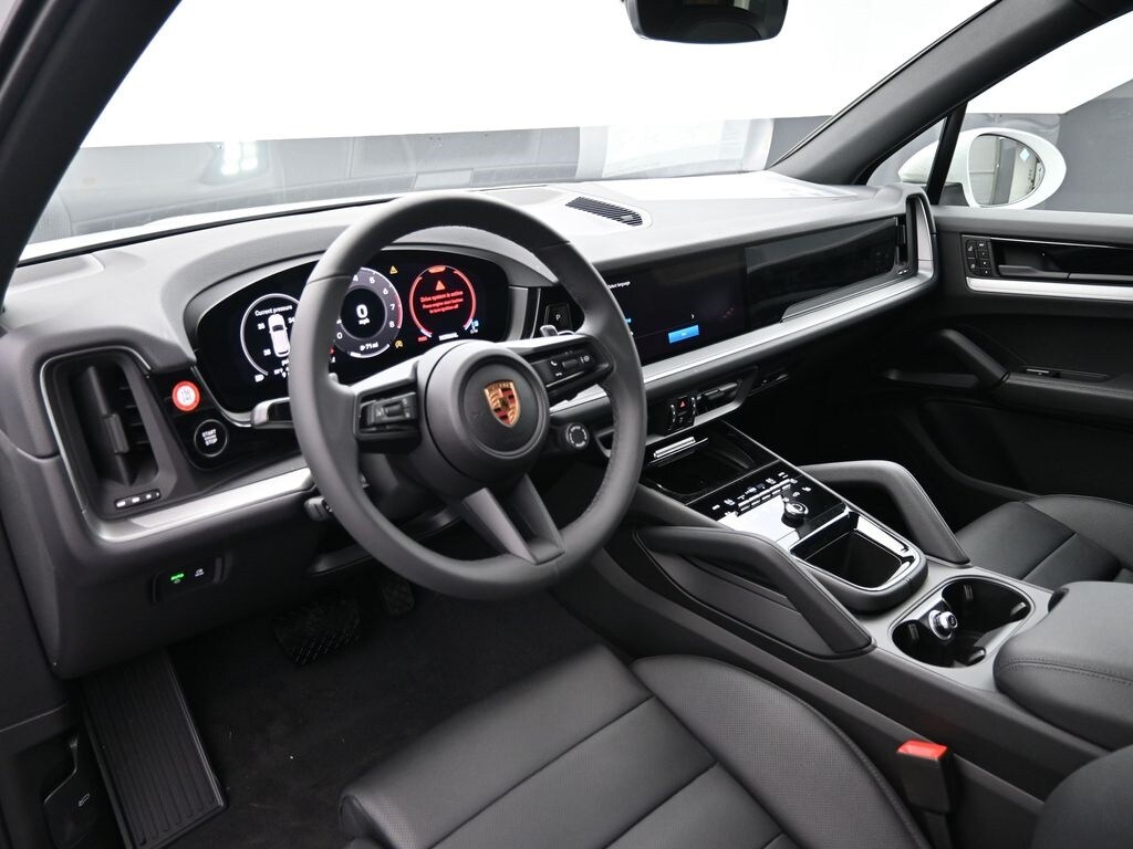 2025 Porsche Cayenne photo 2