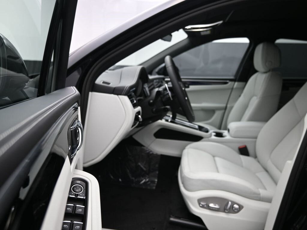 2026 Porsche Macan T photo 4