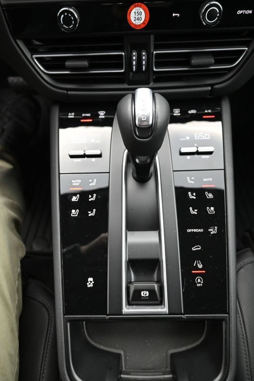 2026 Porsche Macan - Photo 16
