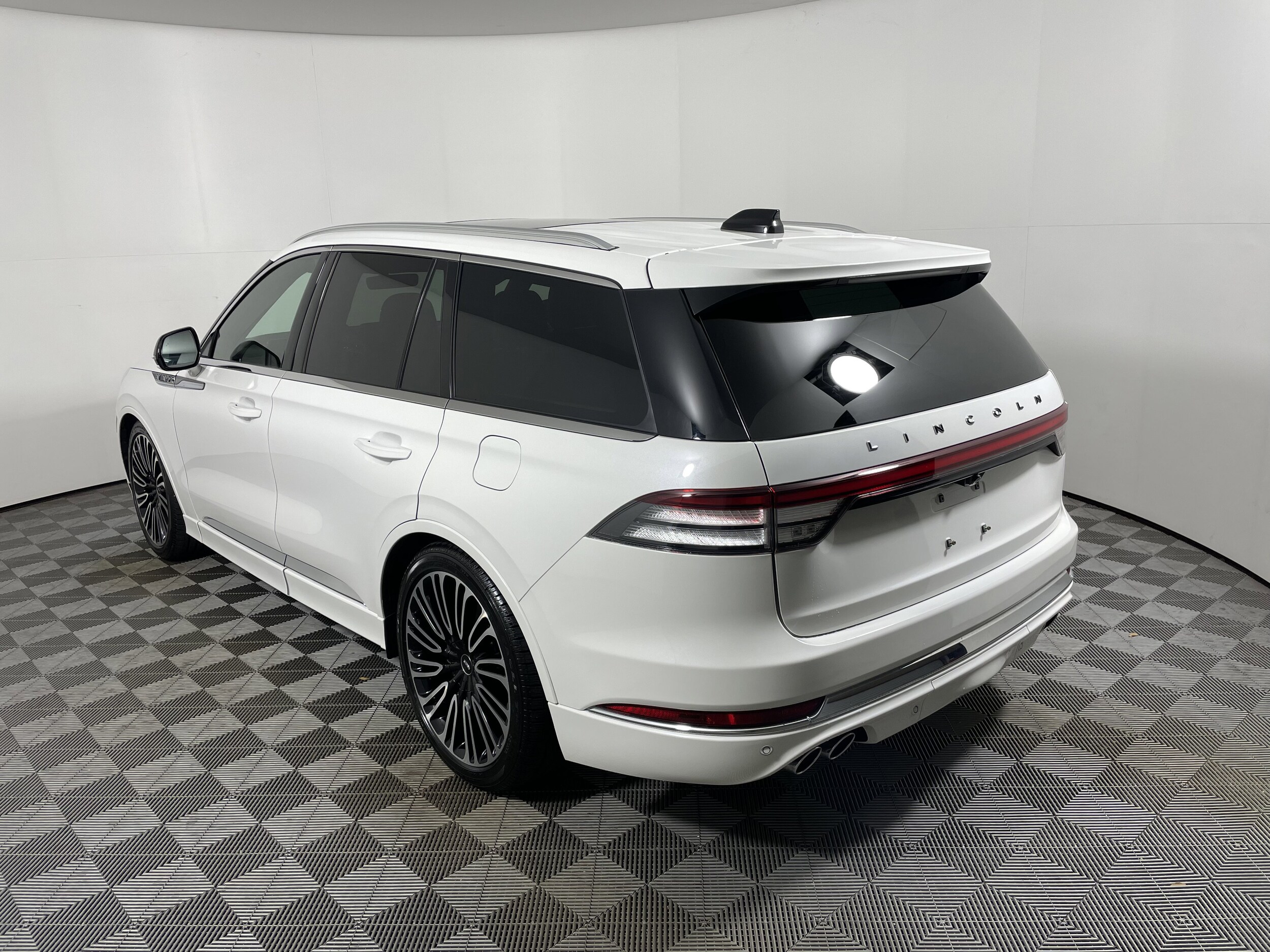 2025 Lincoln Aviator Black Label photo 3