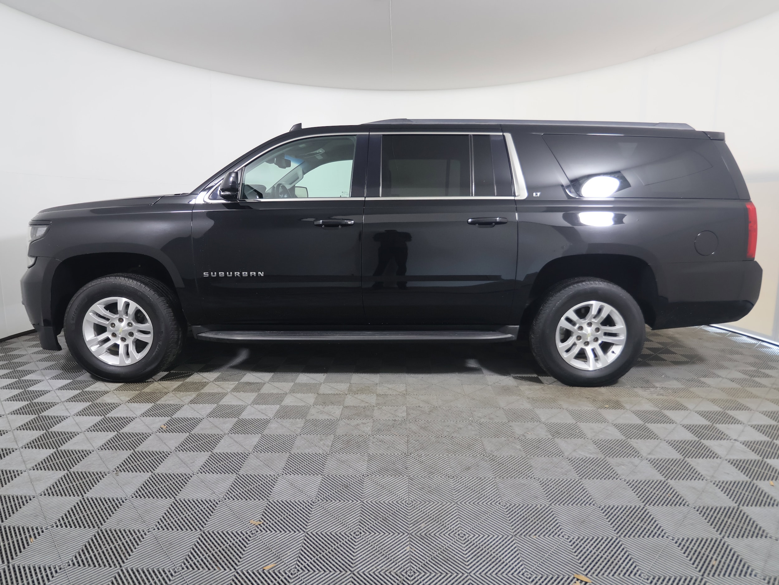 Used 2019 Chevrolet Suburban LT with VIN 1GNSKHKC2KR116816 for sale in Melbourne, FL