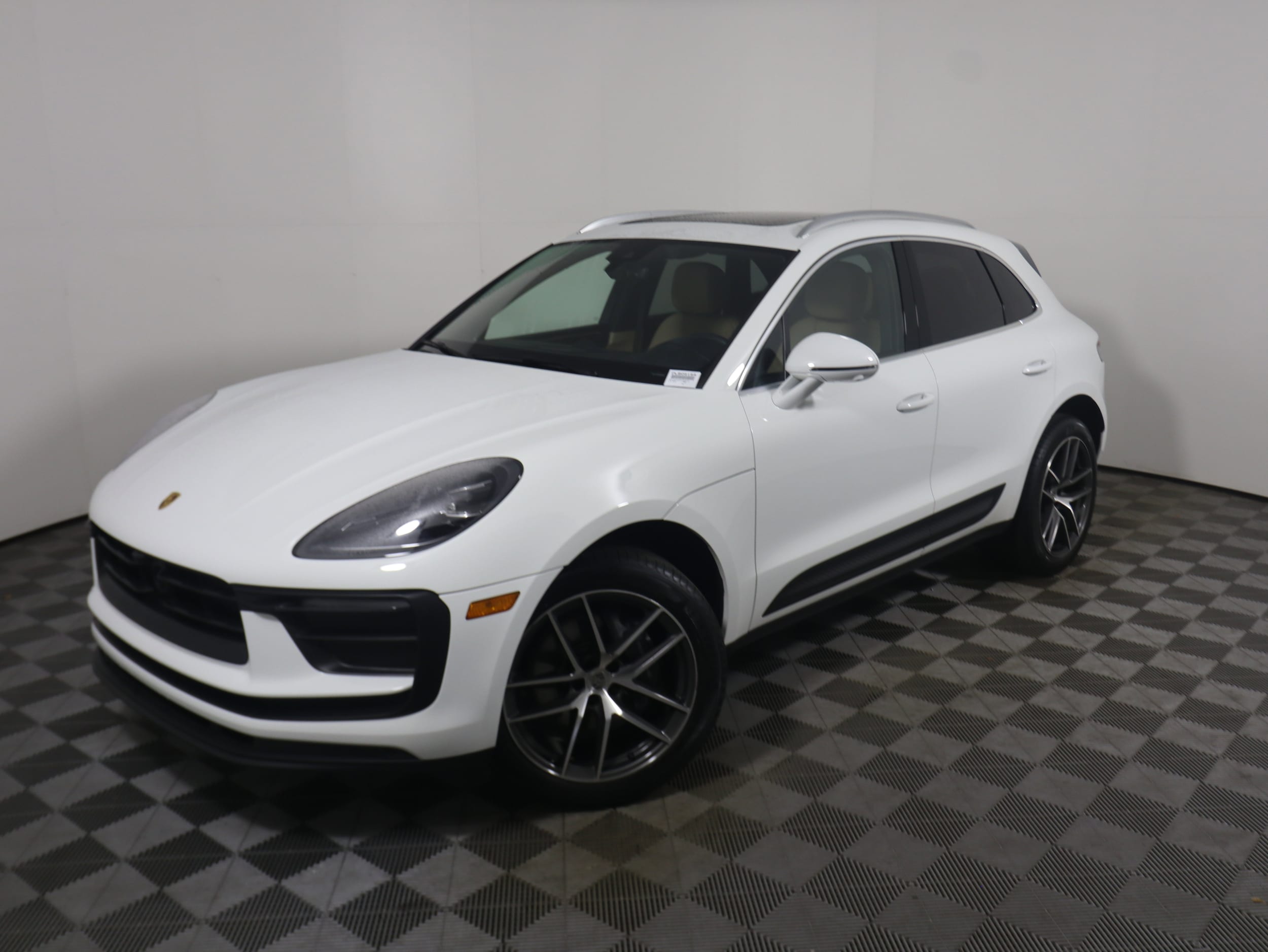 2023 Porsche Macan Base's photo