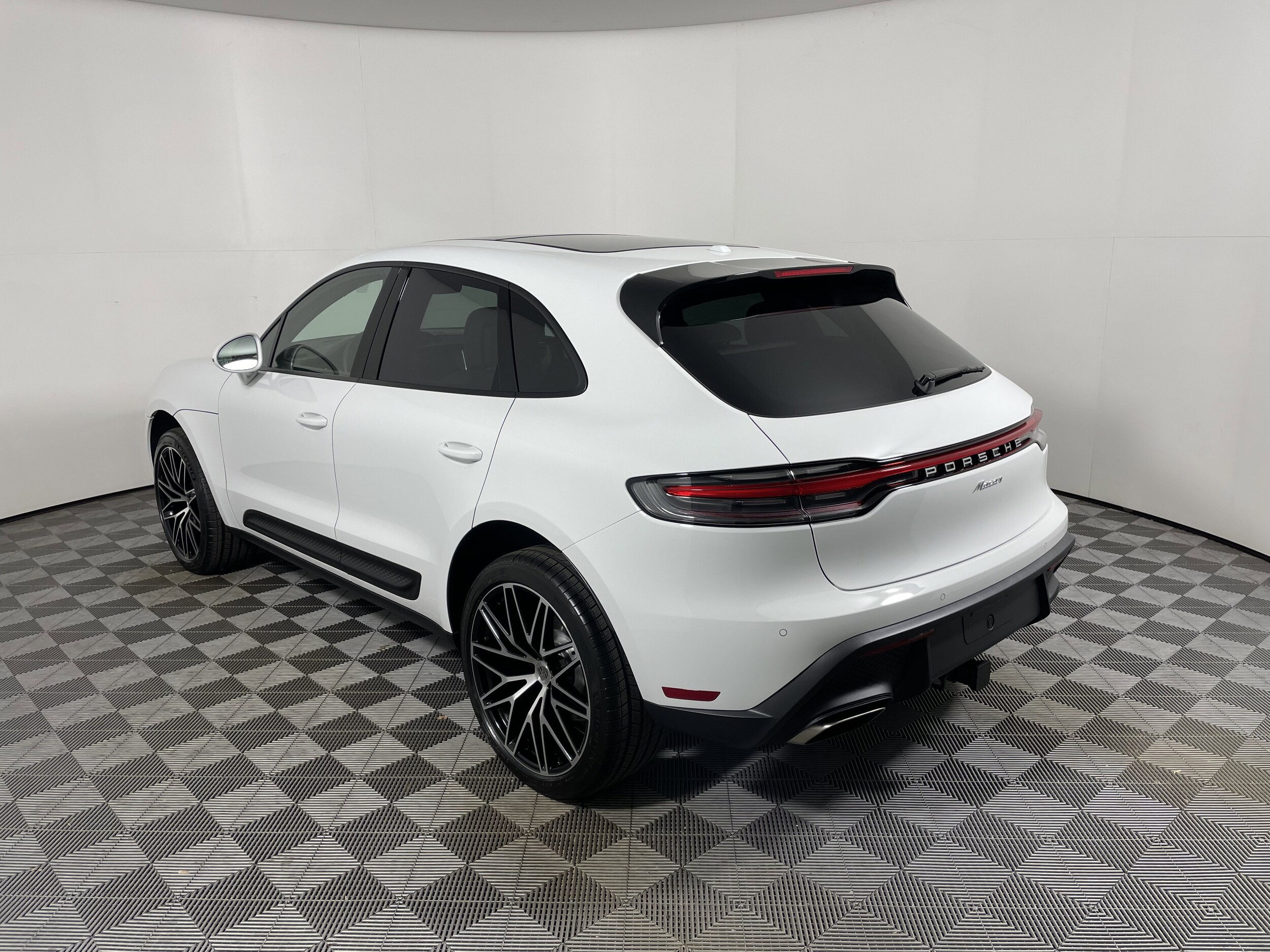 2026 Porsche Macan T photo 3