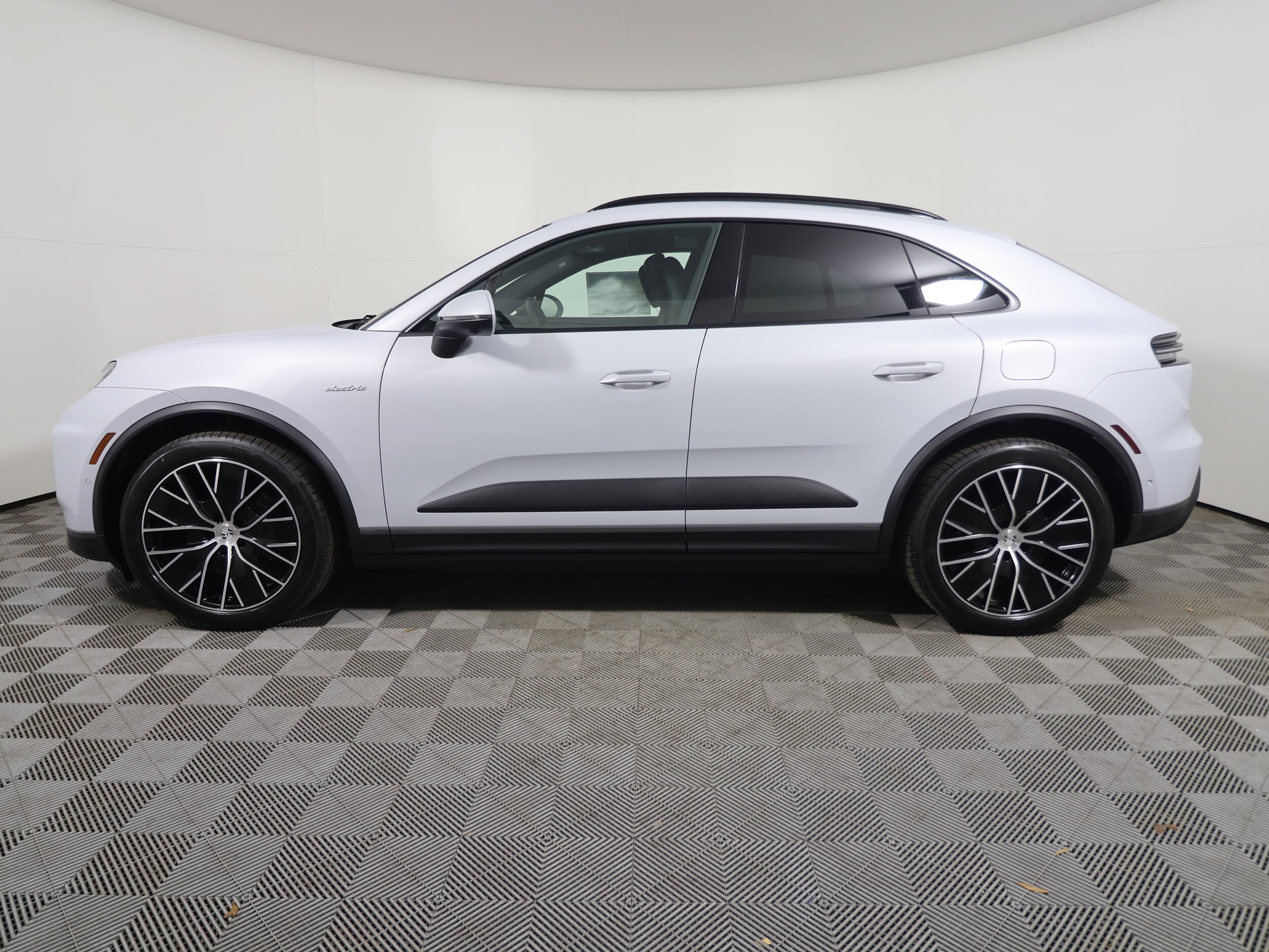 2025 Porsche Macan Electric photo 2