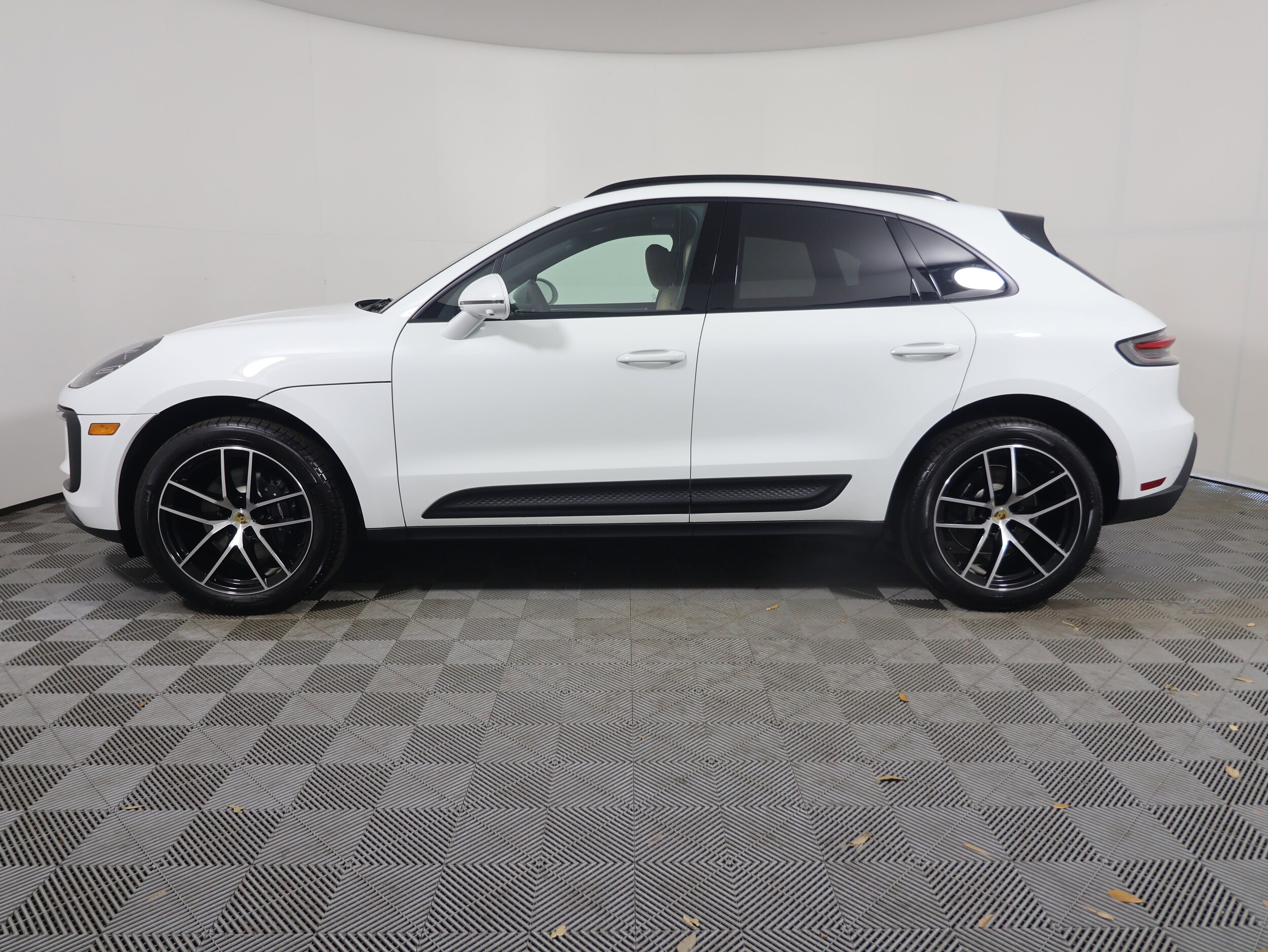 2025 Porsche Macan photo 3