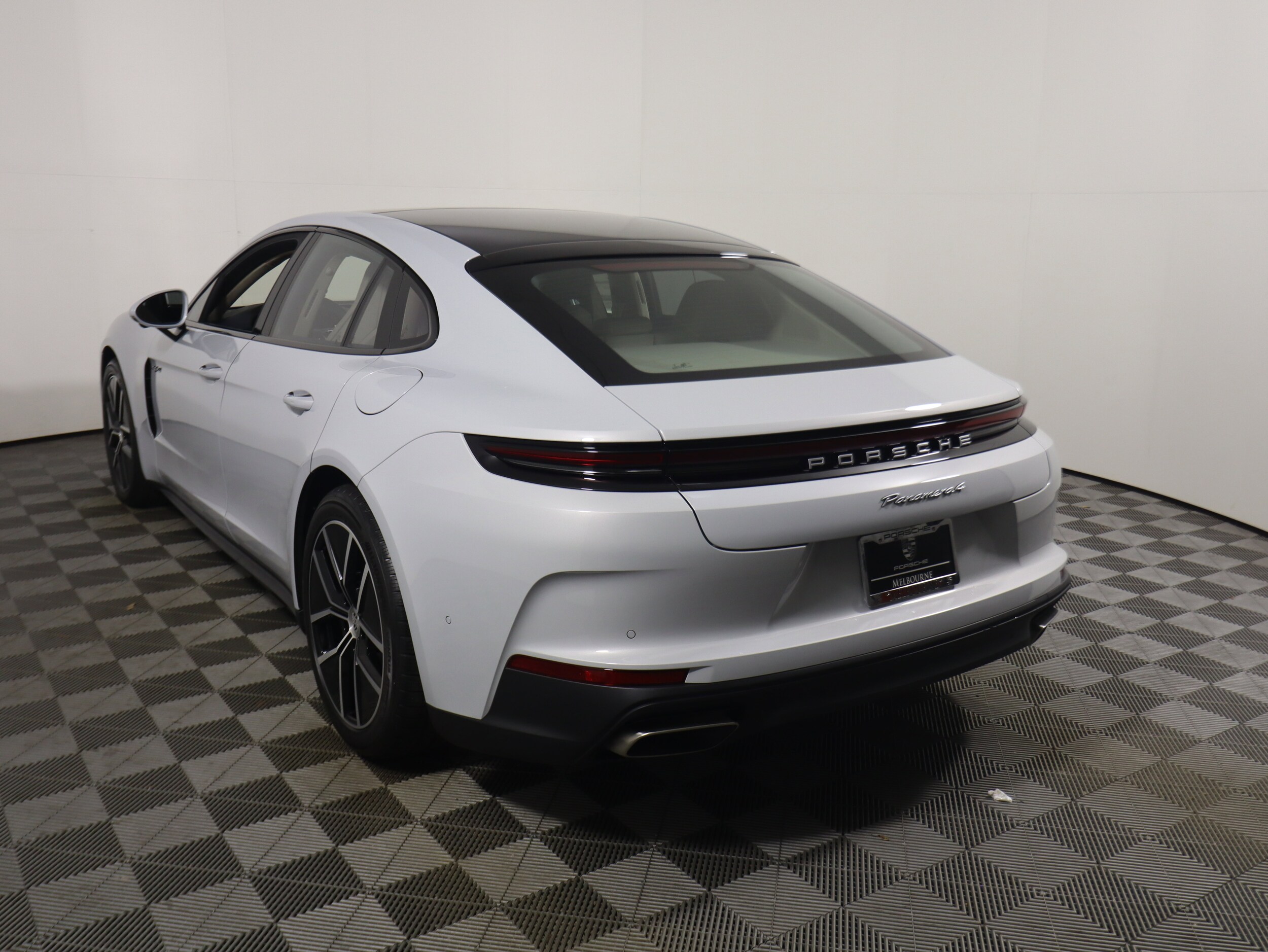 2026 Porsche Panamera E-Hybrid 4 photo 3