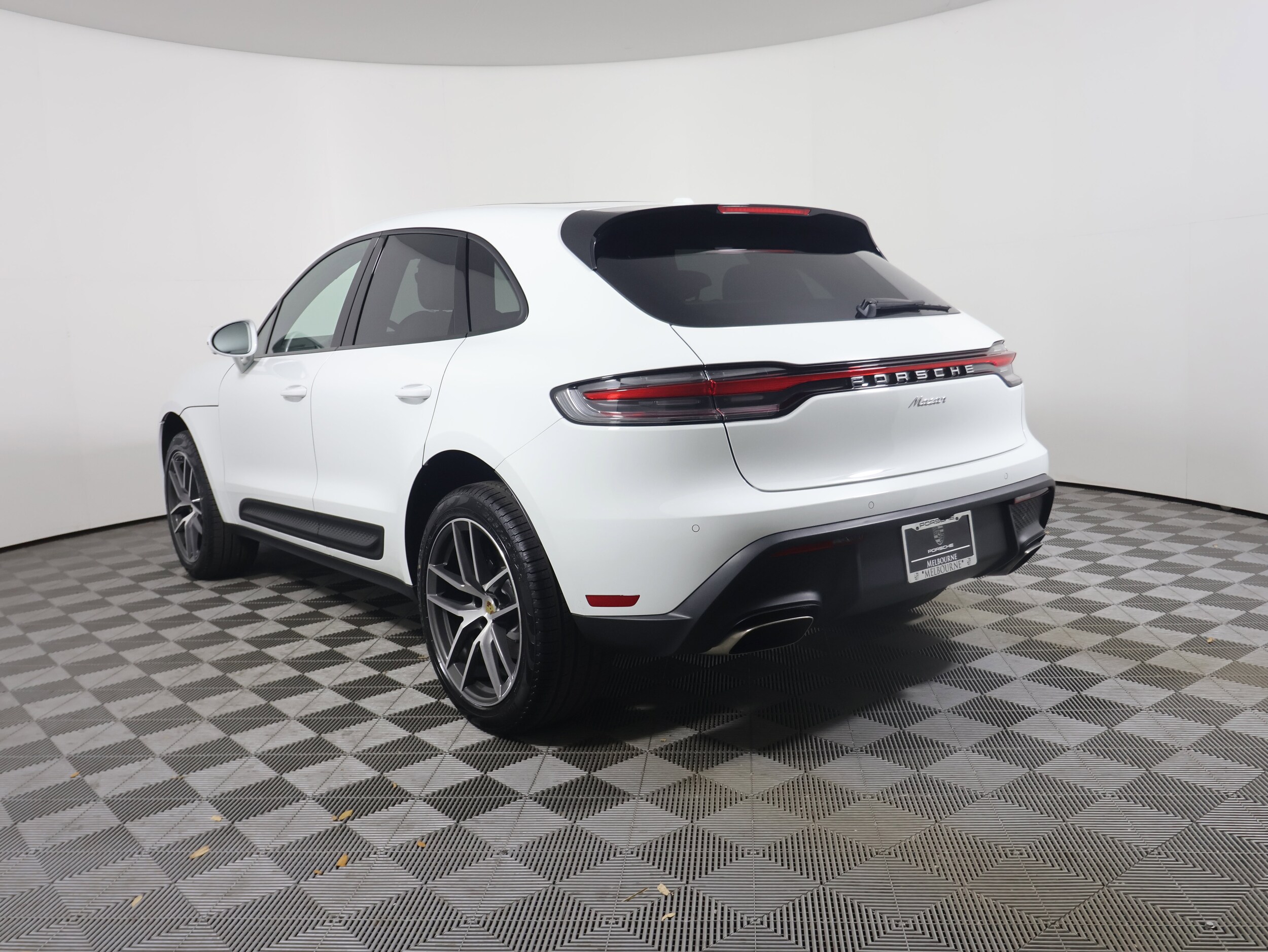 2025 Porsche Macan Base photo 3
