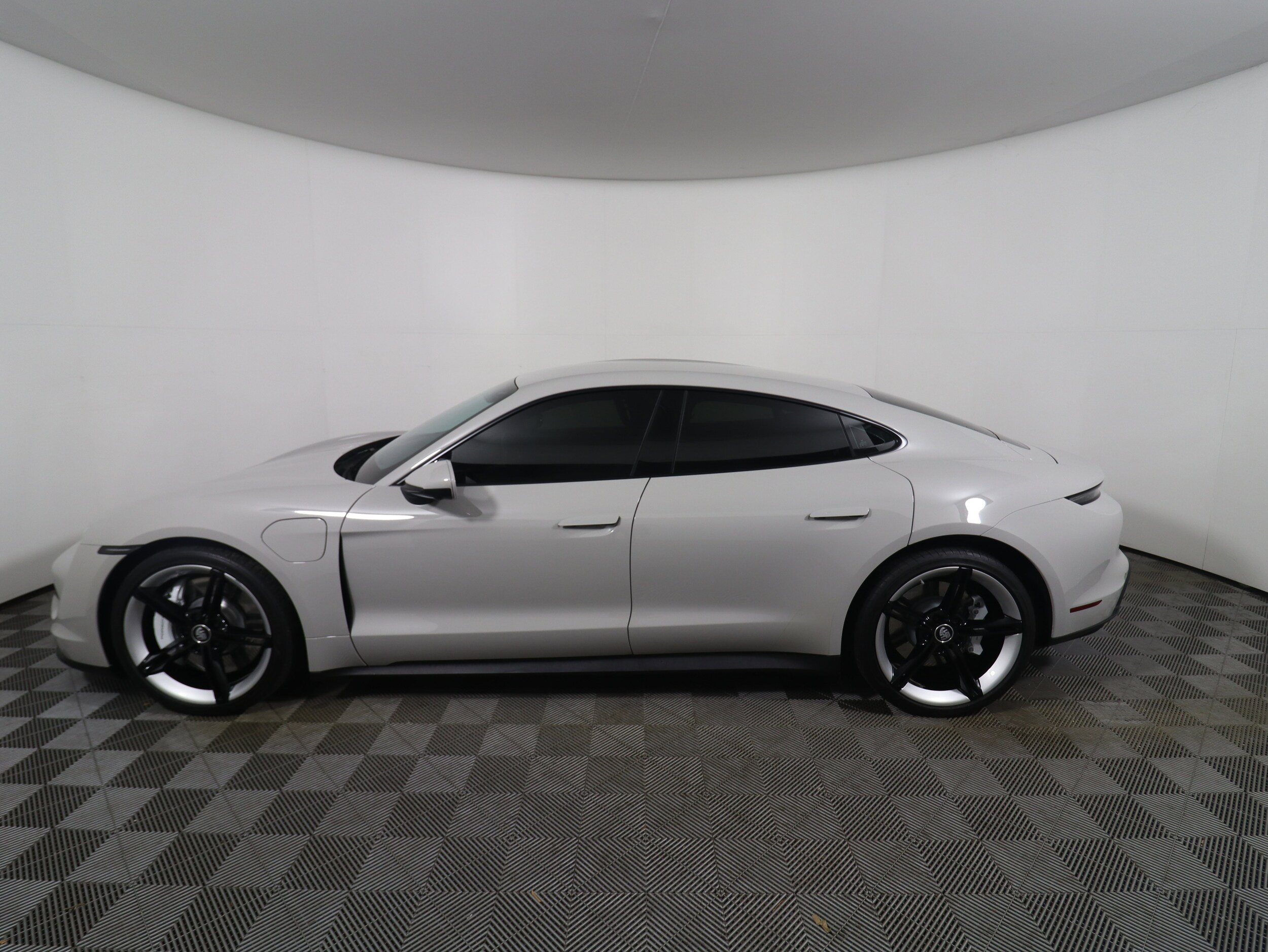 2022 Porsche Taycan photo 2