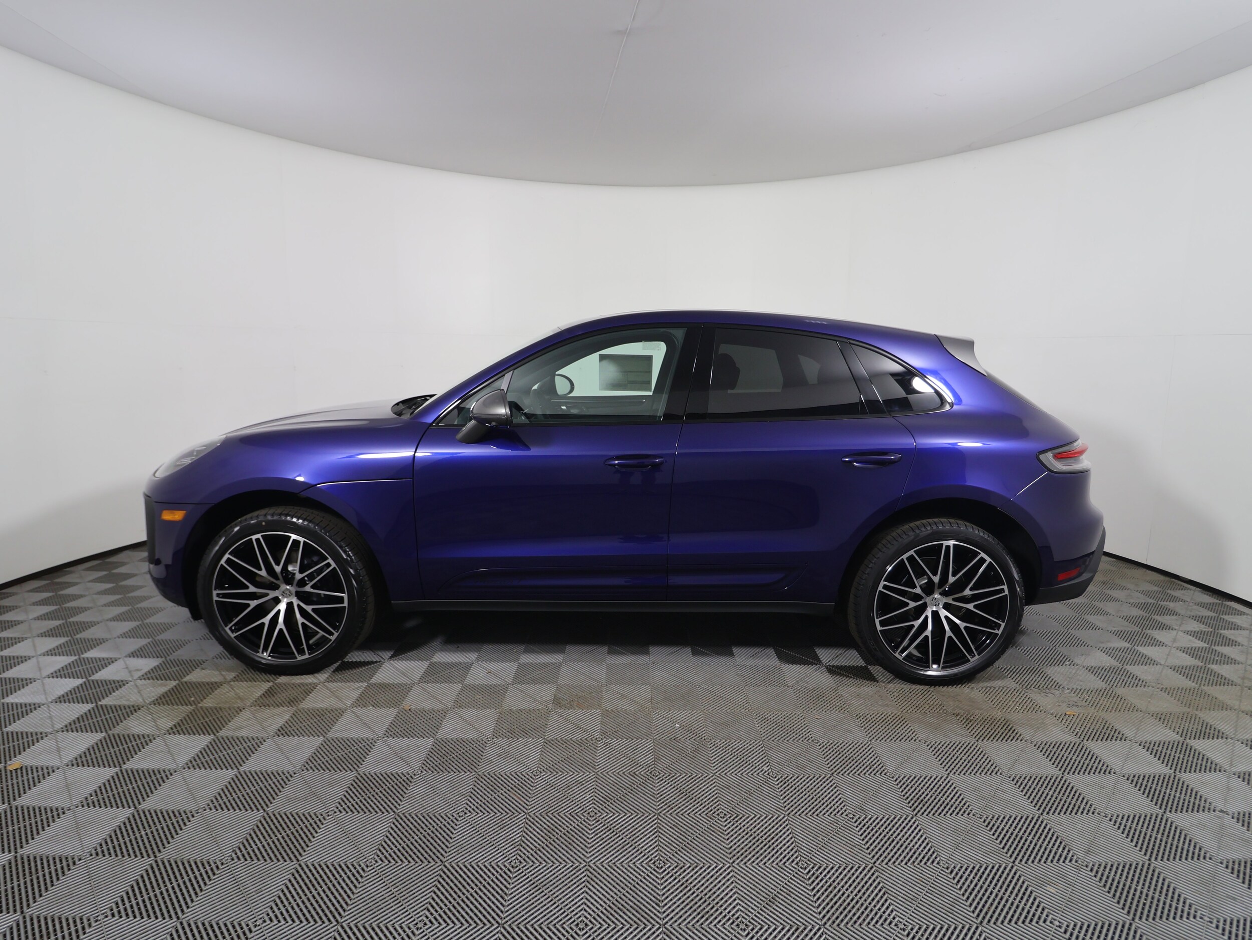 2025 Porsche Macan T photo 2