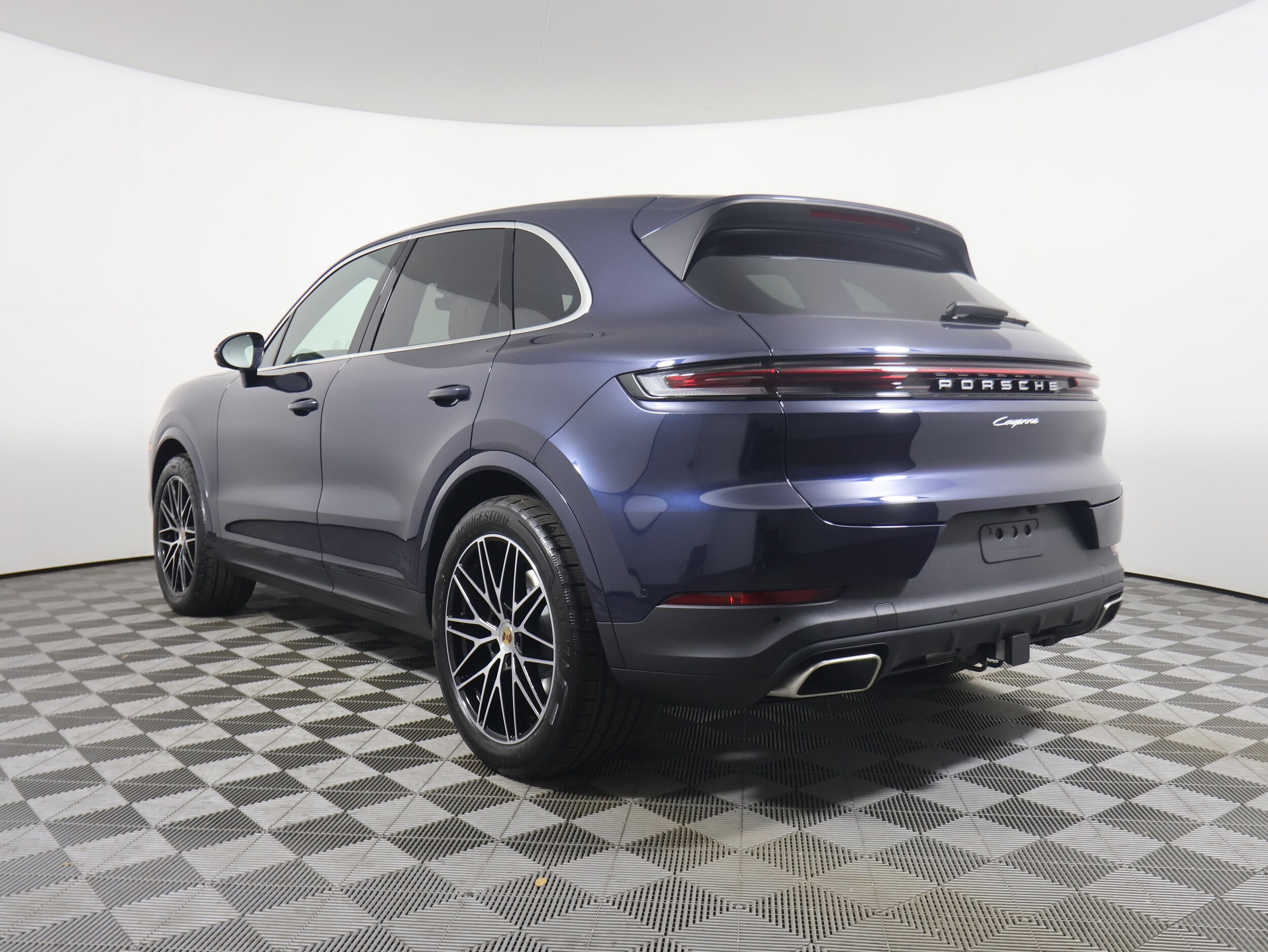2025 Porsche Cayenne photo 3