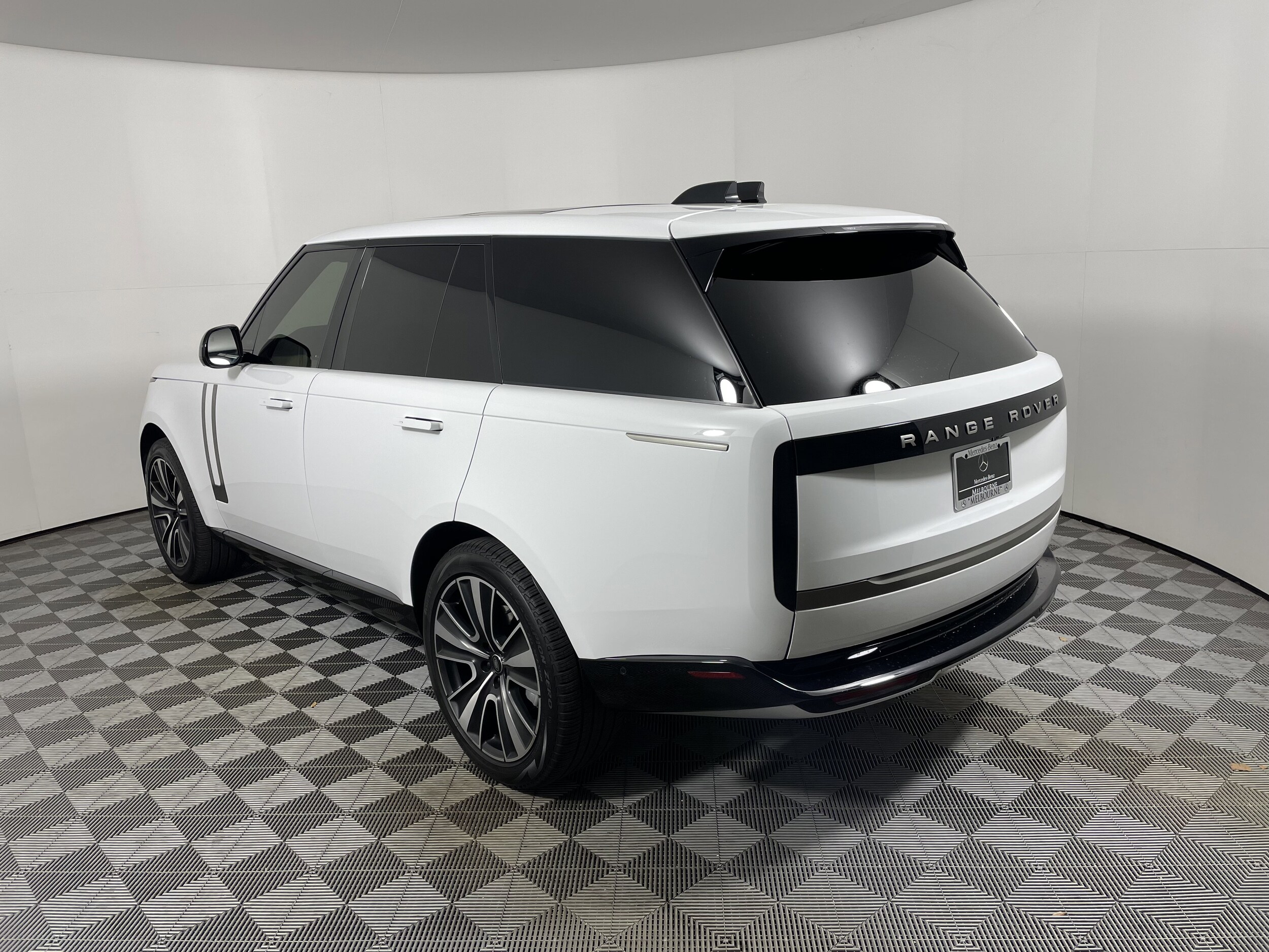 2025 Land Rover Range Rover SE photo 2