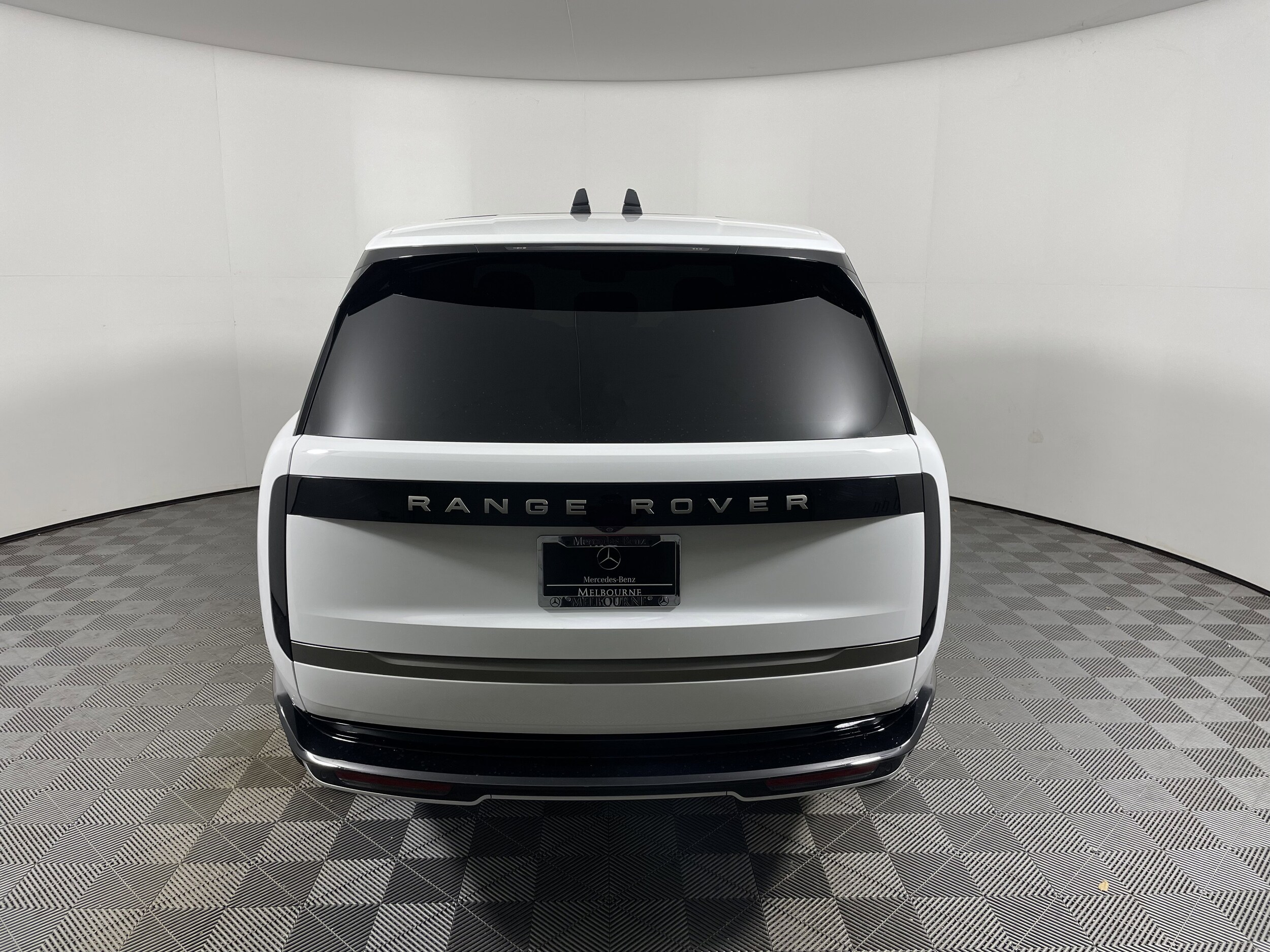 2025 Land Rover Range Rover SE photo 3