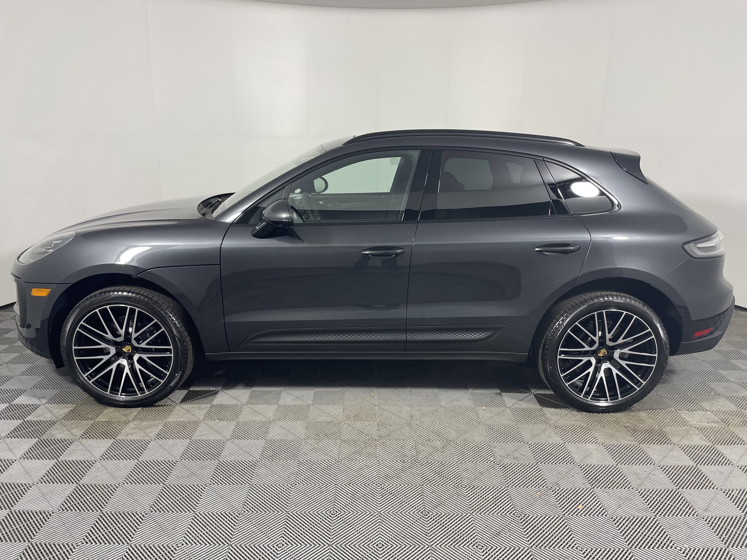 2026 Porsche Macan T photo 2
