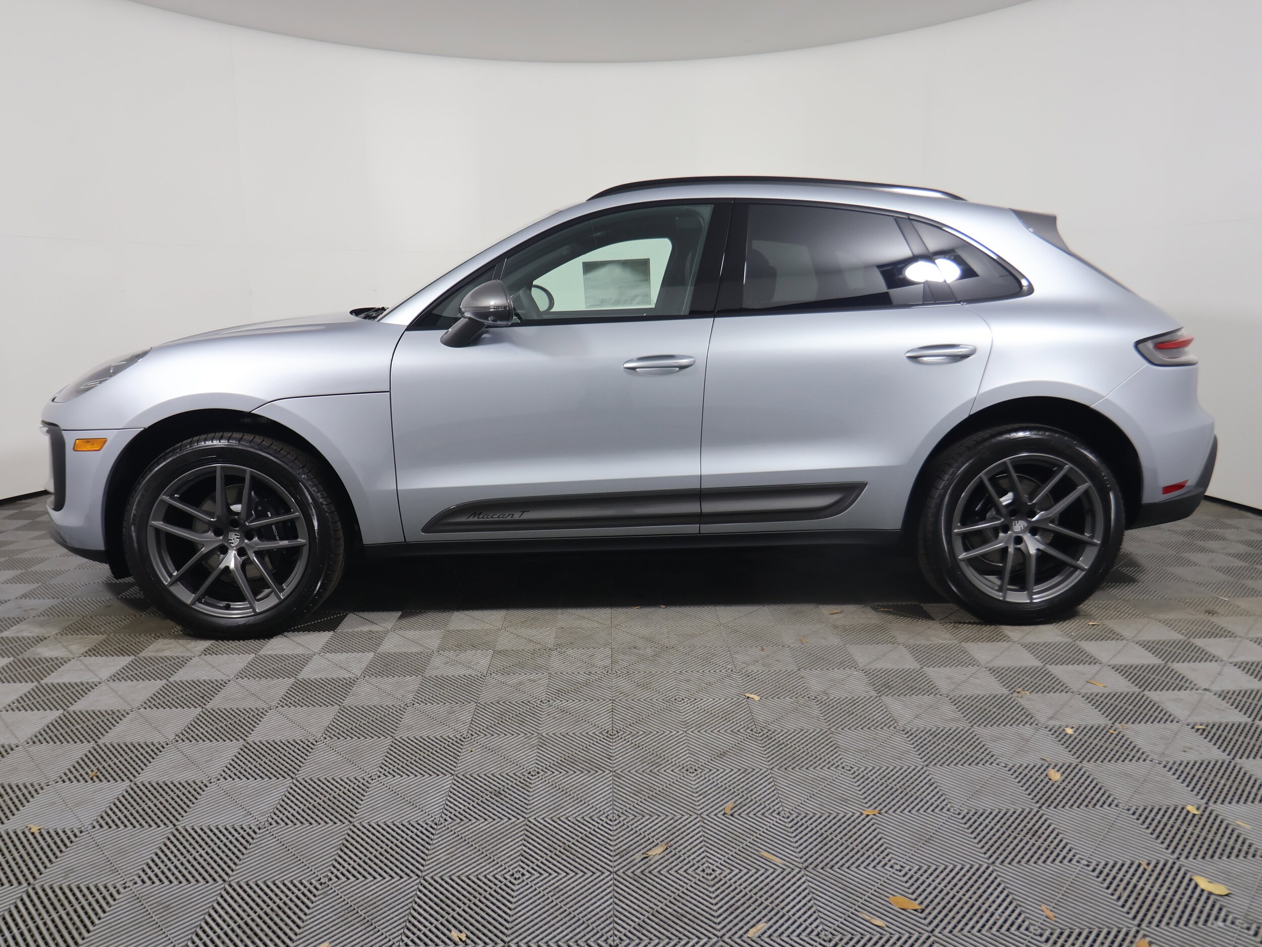 2025 Porsche Macan T photo 2