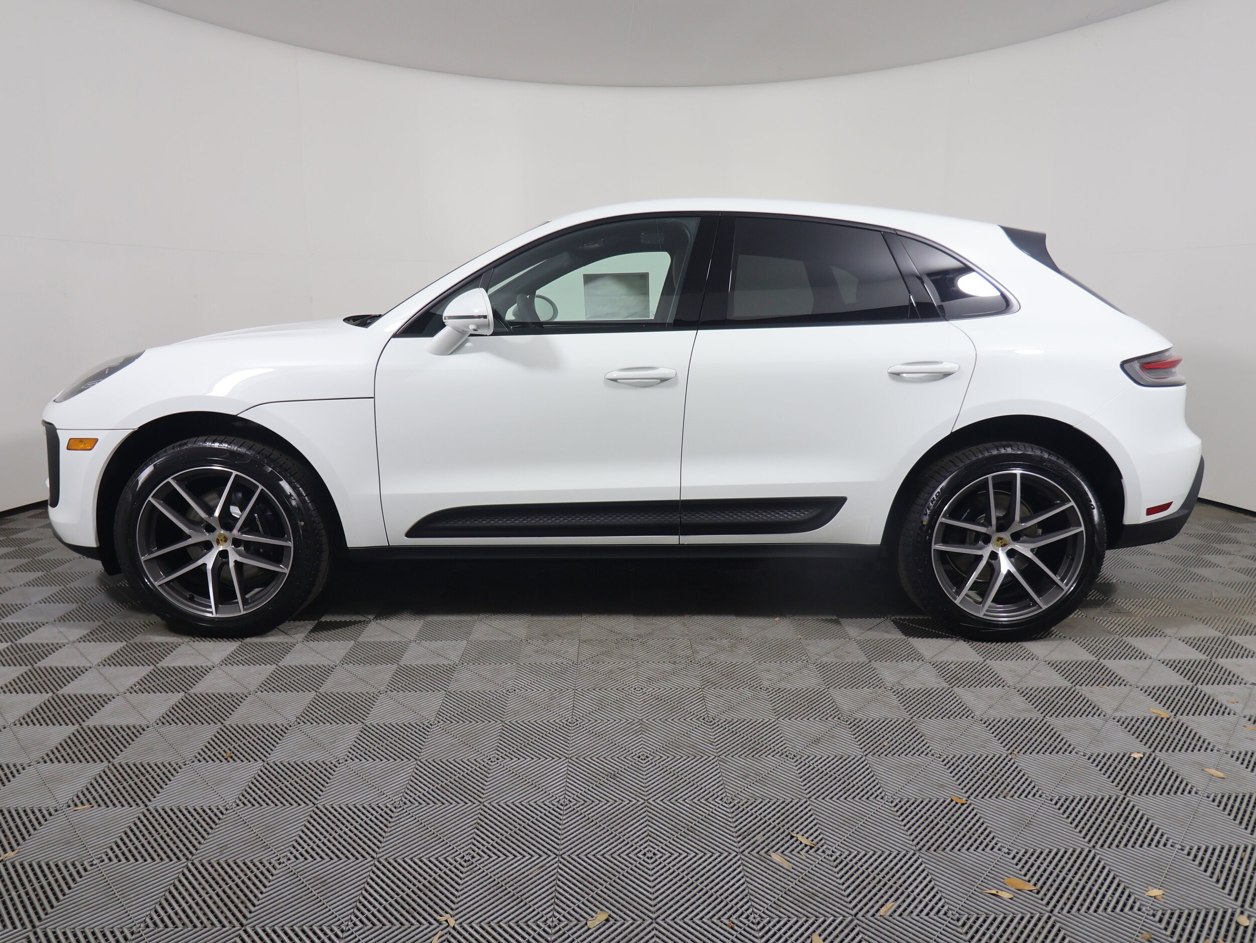 2025 Porsche Macan Base photo 2