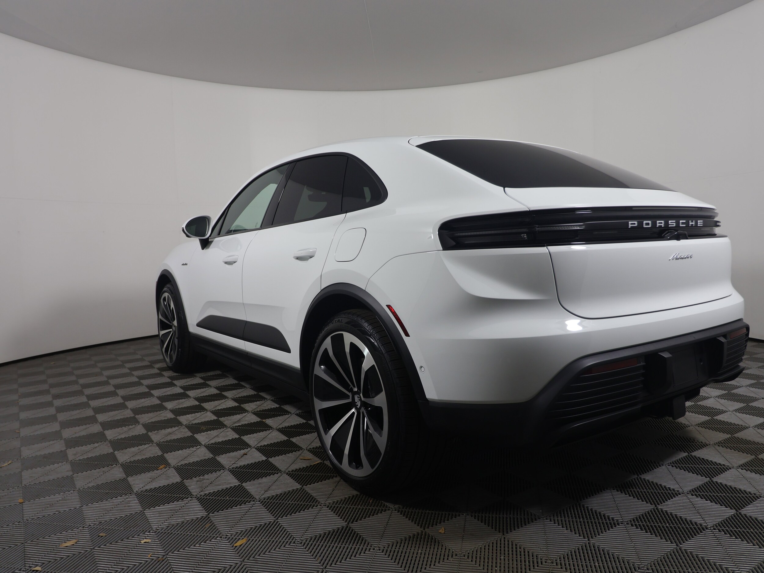 2025 Porsche Macan Electric photo 3