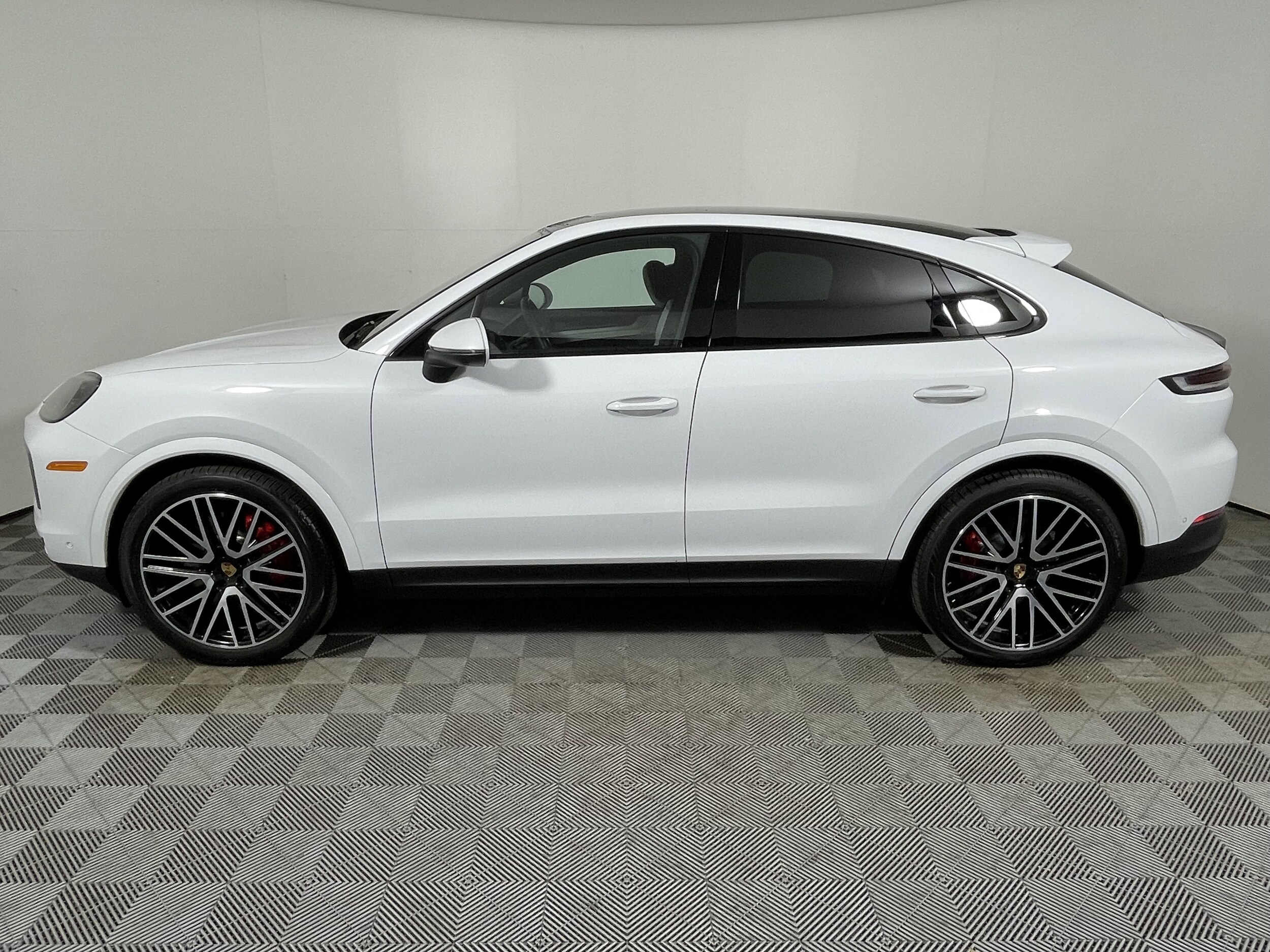 2025 Porsche Cayenne Coupe S photo 2