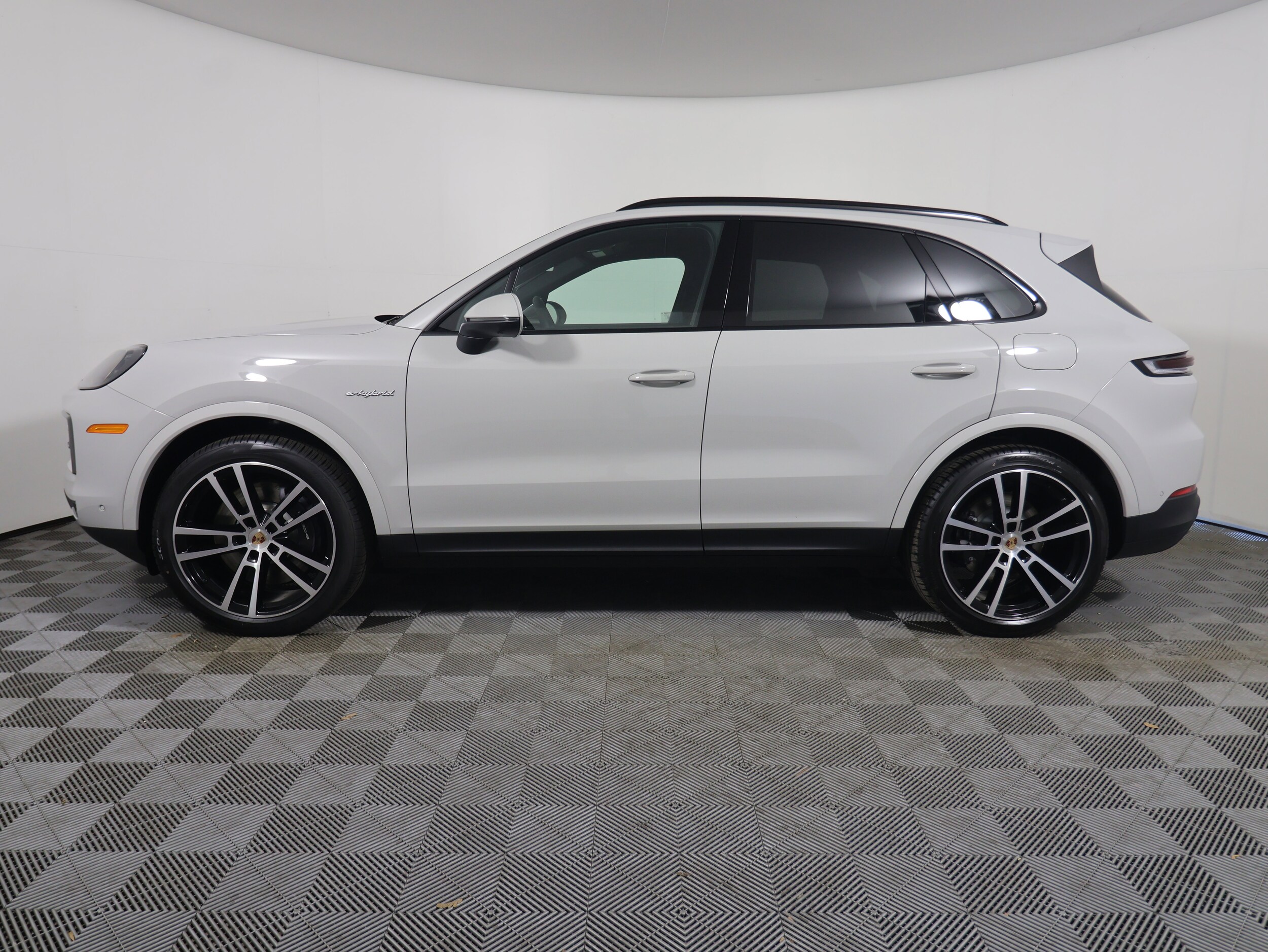 2025 Porsche Cayenne E-Hybrid photo 2