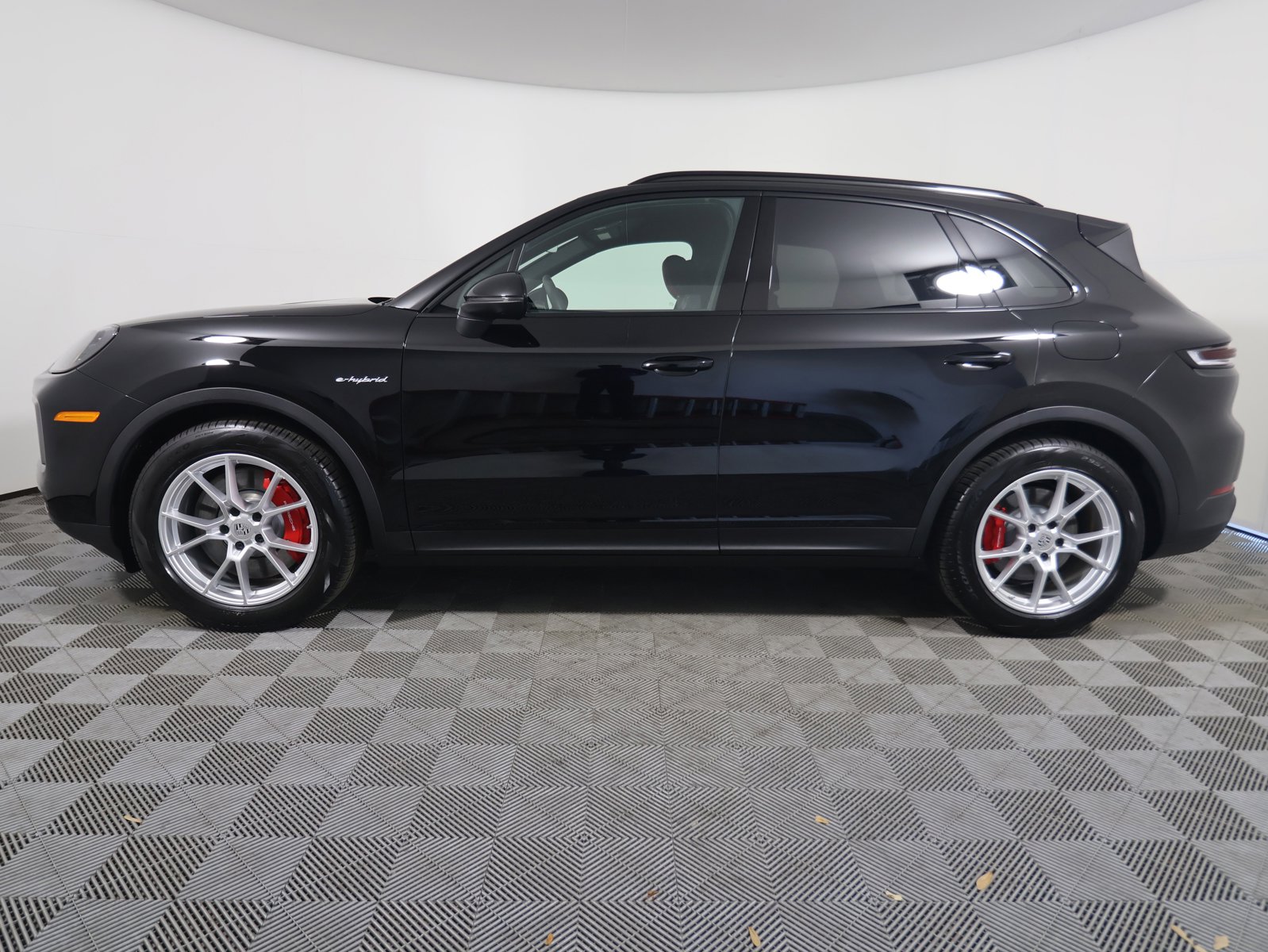 2024 Porsche Cayenne E-Hybrid S photo 2