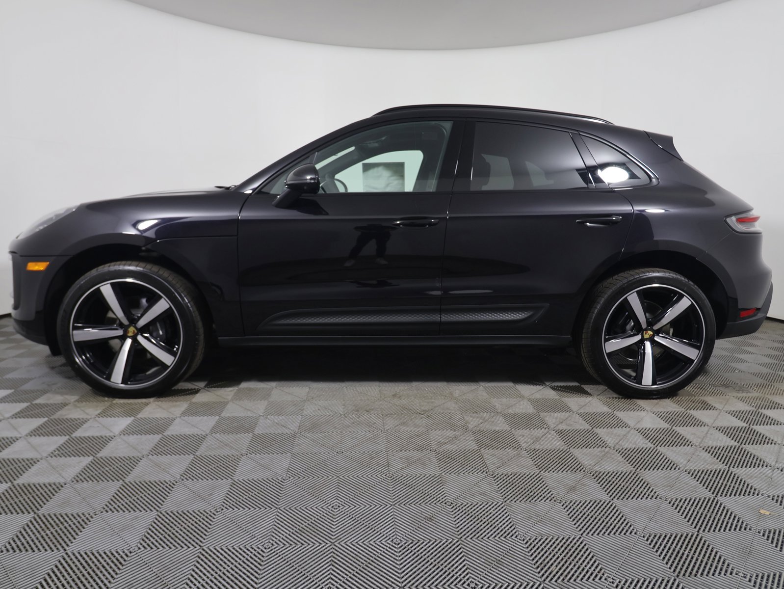 2024 Porsche Macan photo 2