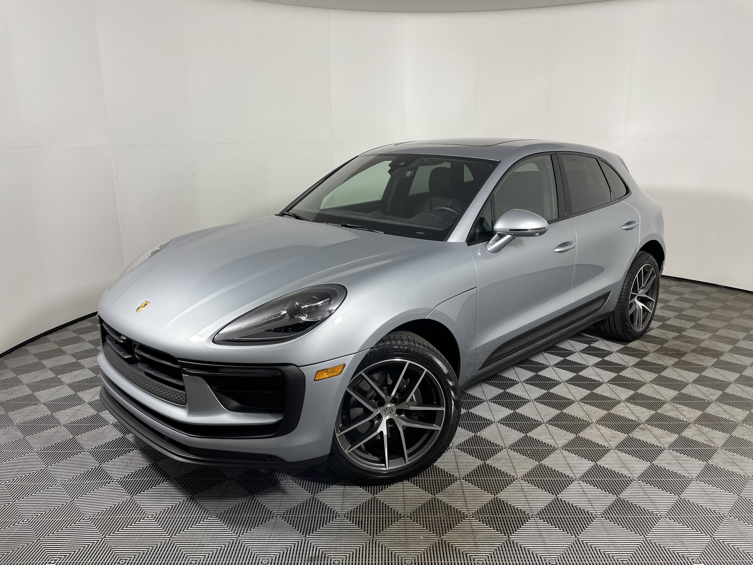 2025 Porsche Macan Base's photo