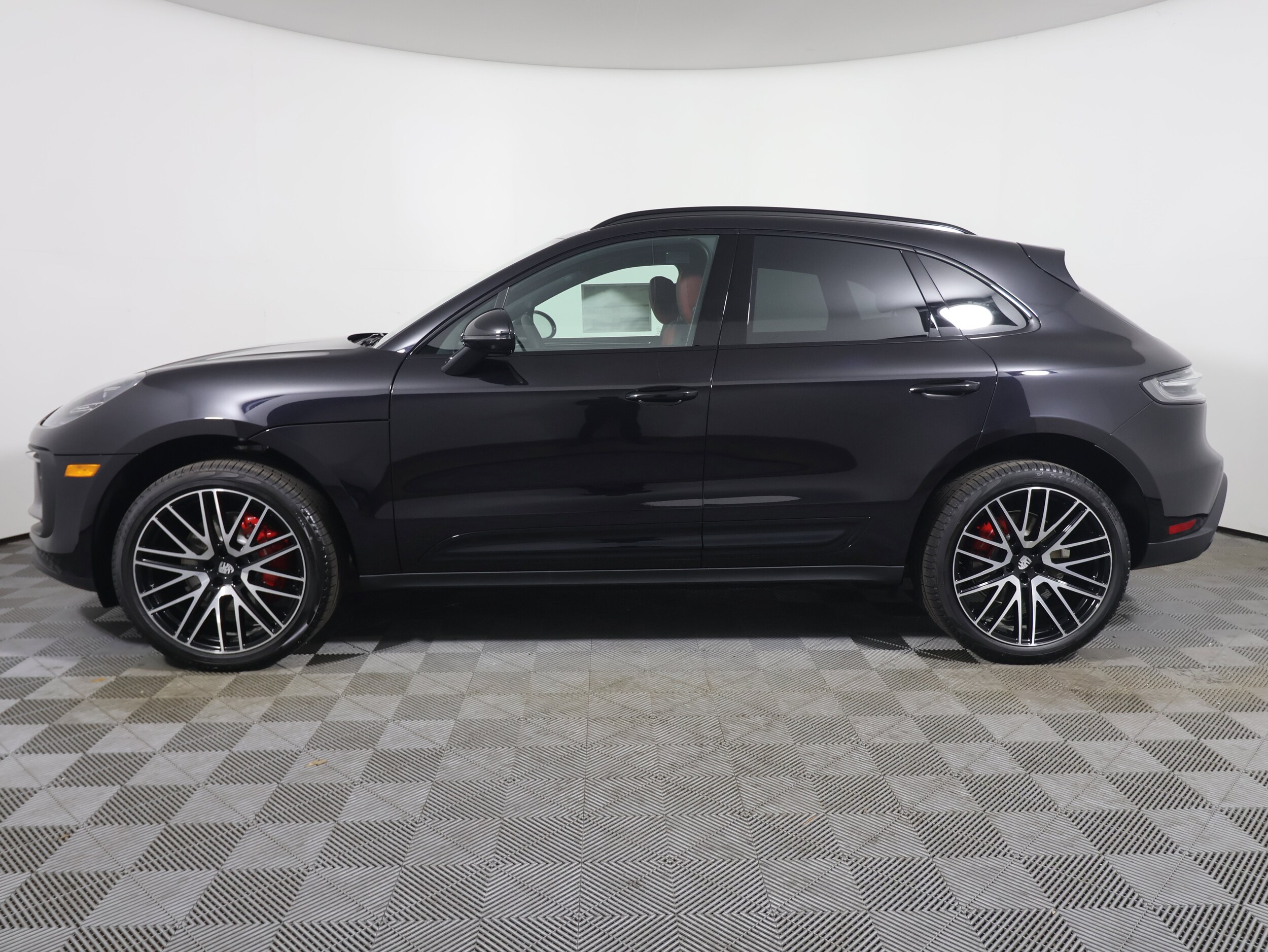 2025 Porsche Macan S photo 2