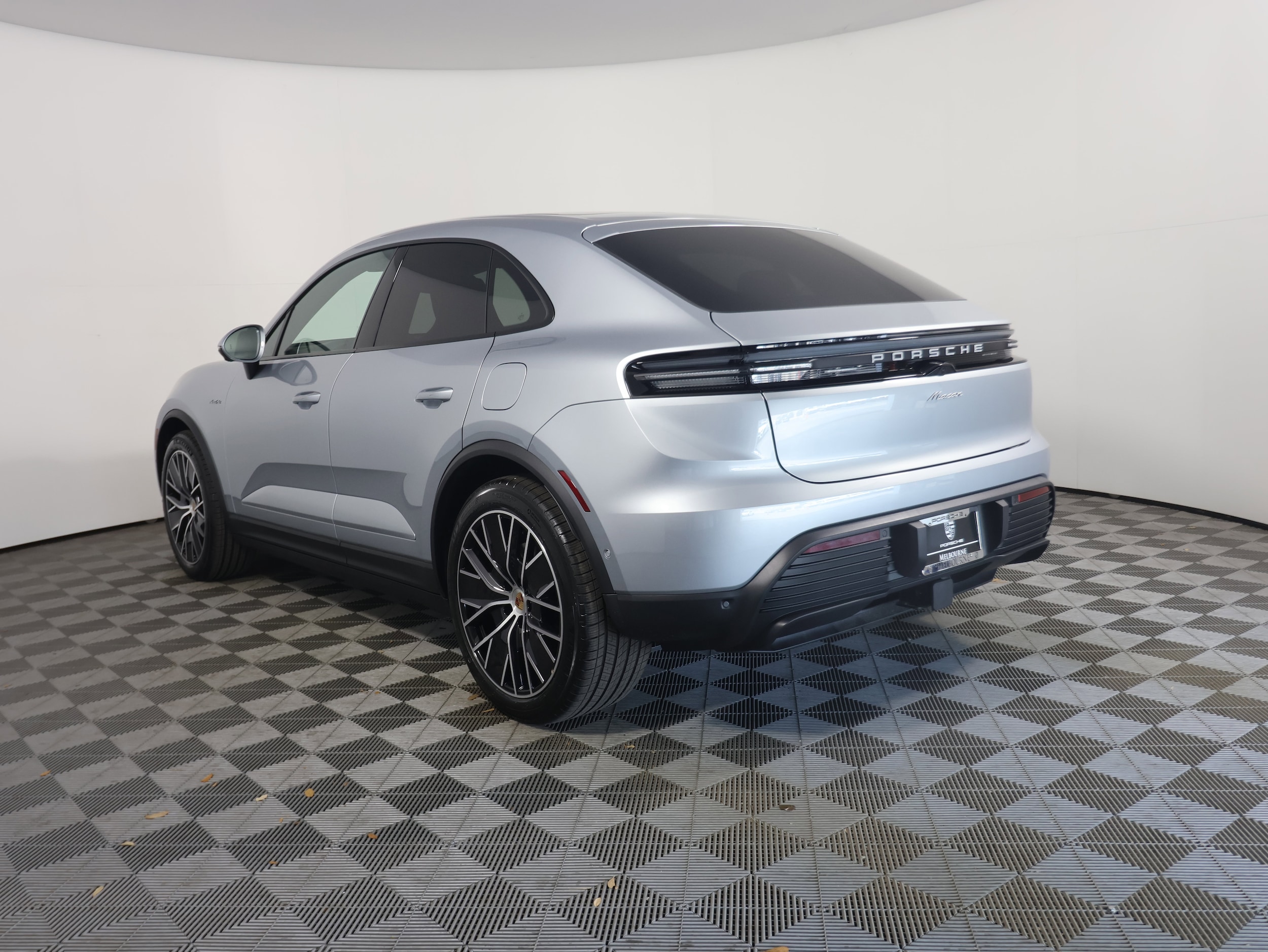 2025 Porsche Macan Electric photo 3