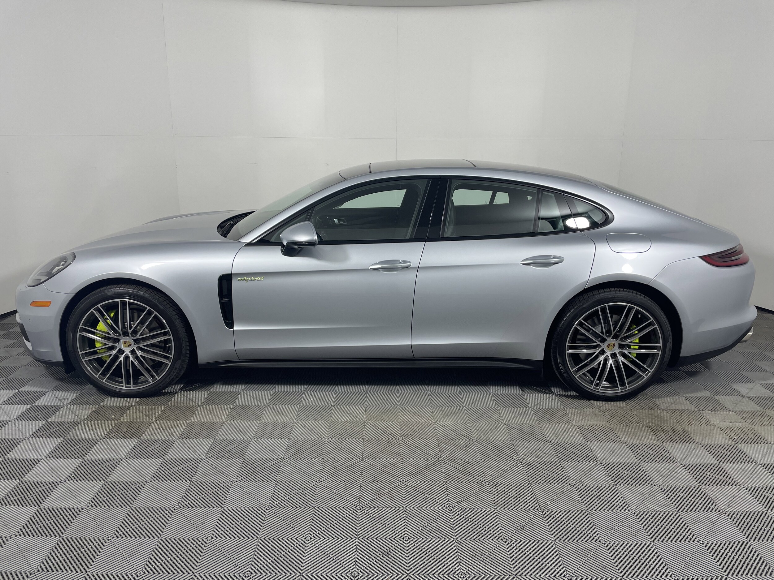 2018 Porsche Panamera 4 E-Hybrid photo 2