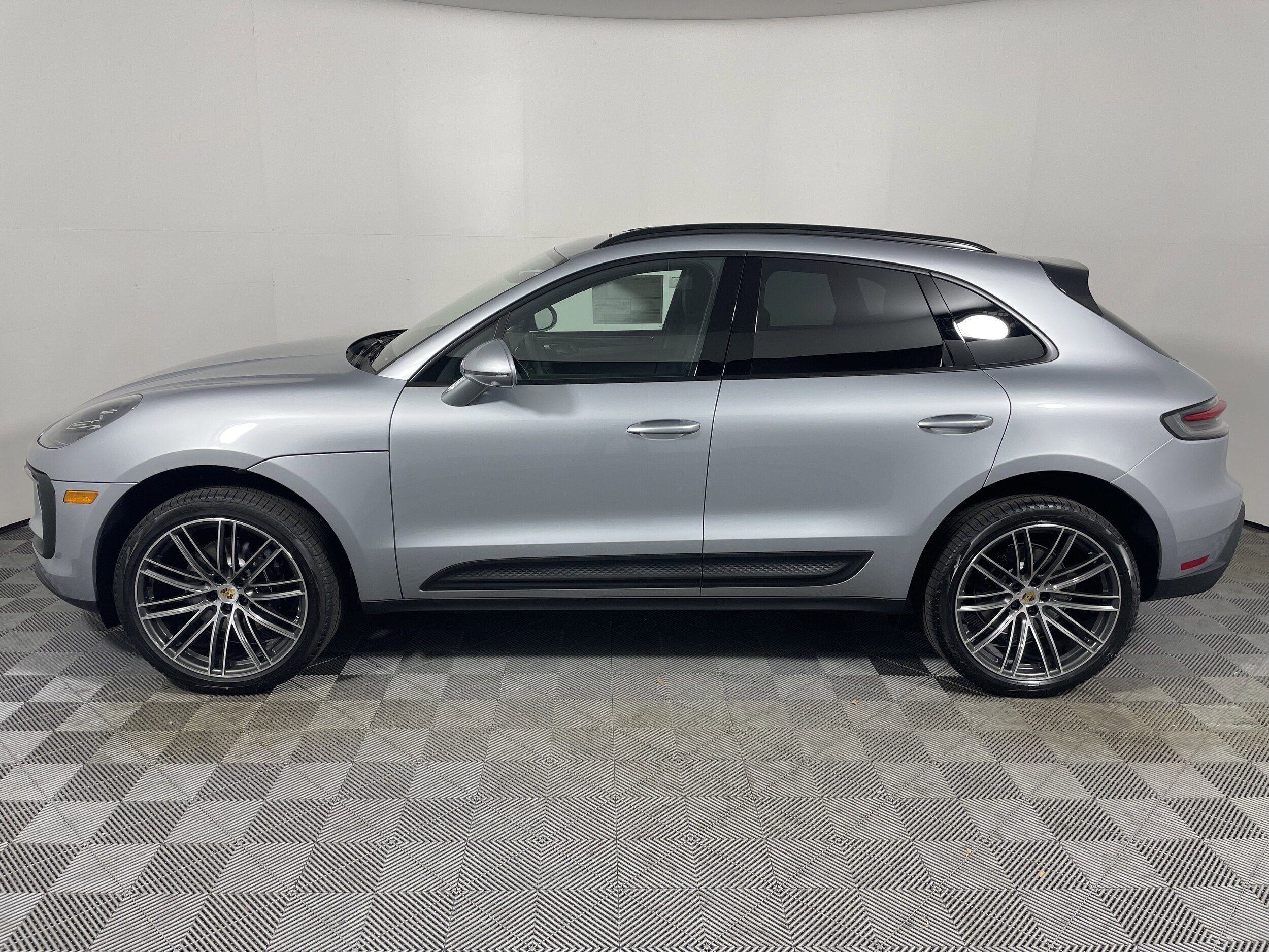 2026 Porsche Macan T photo 2