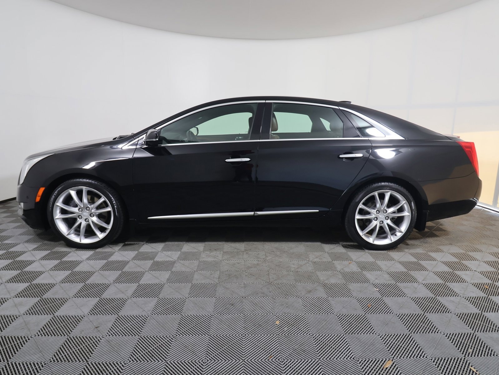 Used 2016 Cadillac XTS Premium Collection with VIN 2G61P5S38G9209199 for sale in Melbourne, FL