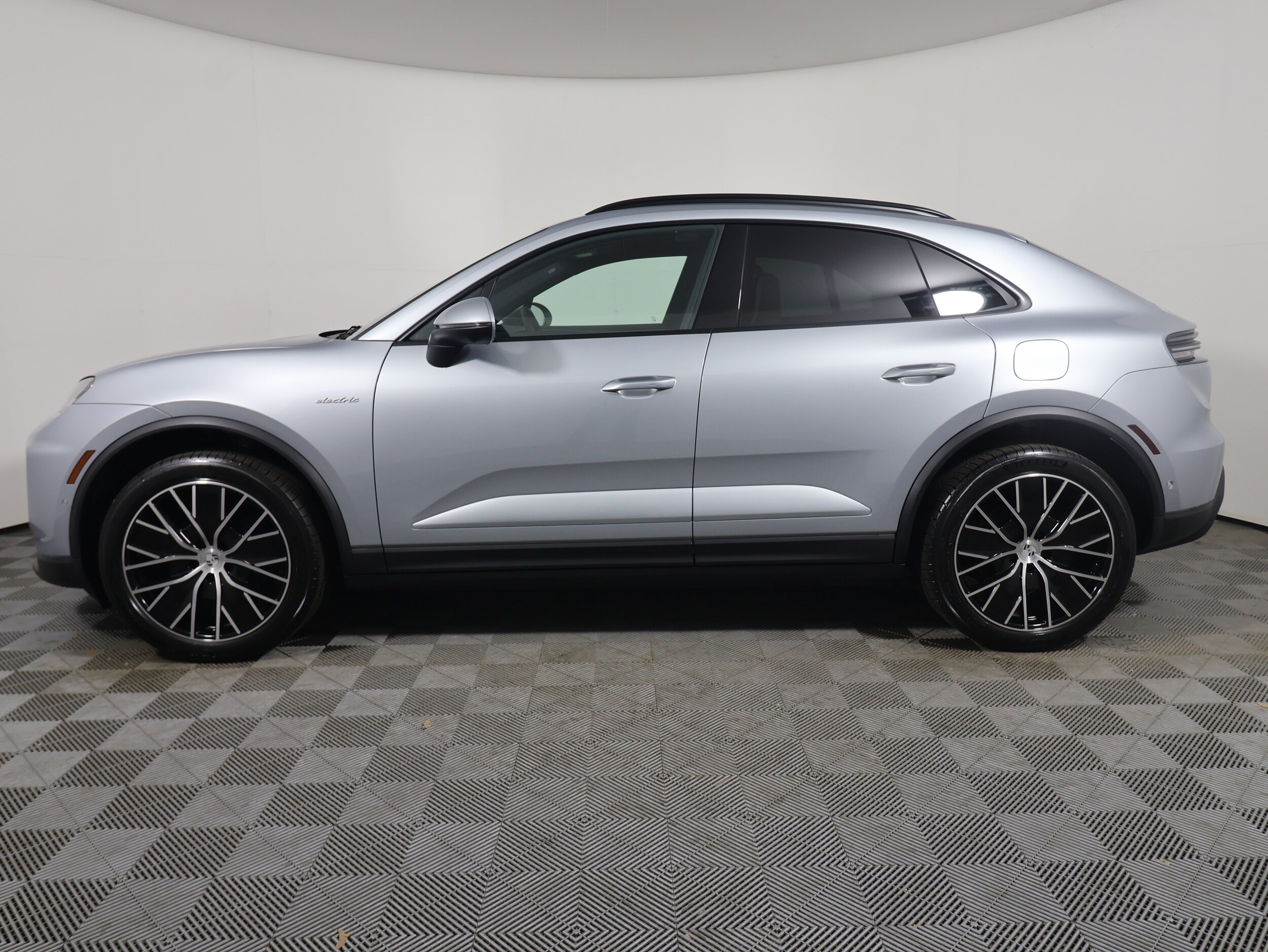 2025 Porsche Macan Electric photo 2