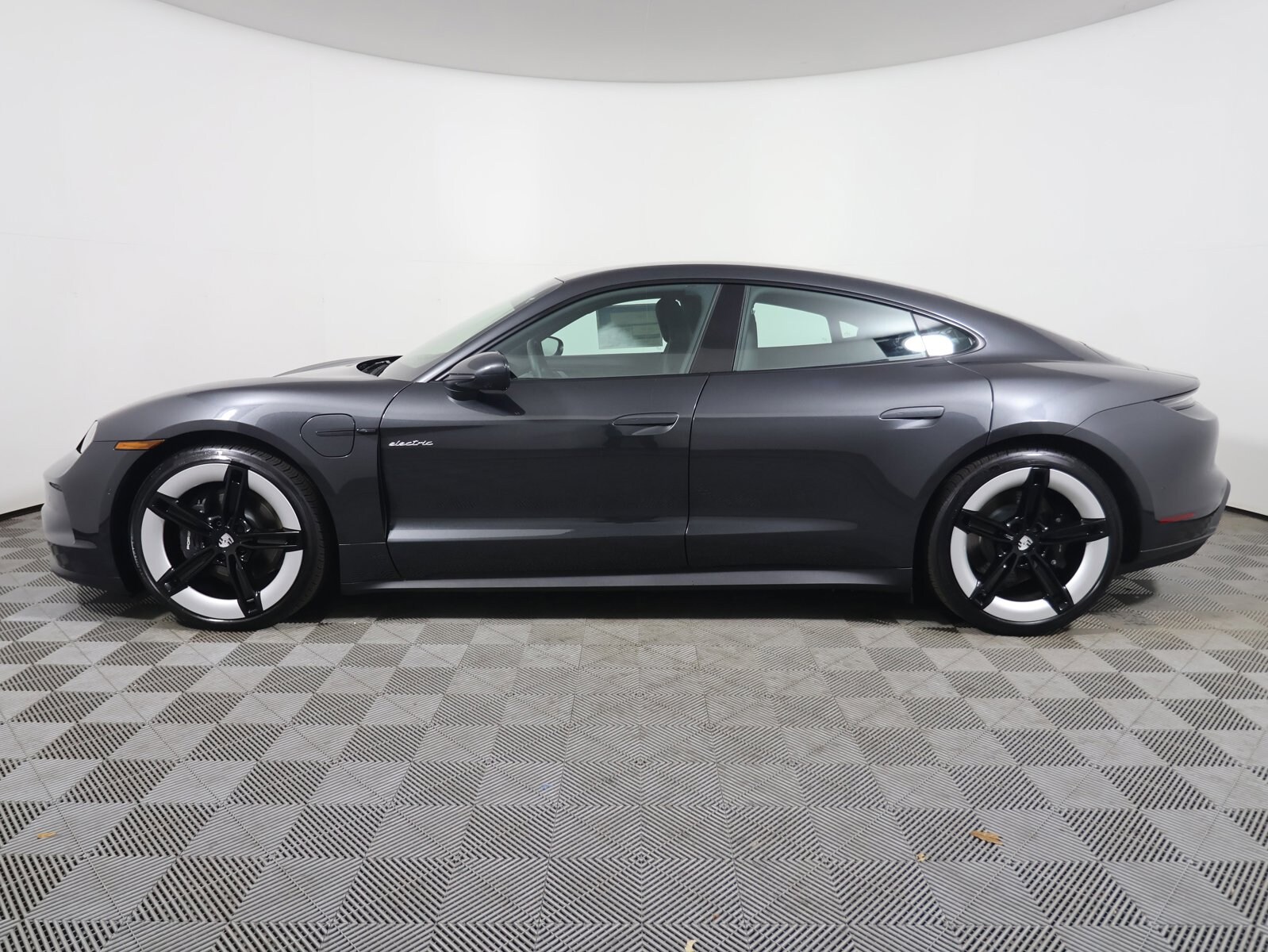 2025 Porsche Taycan photo 2