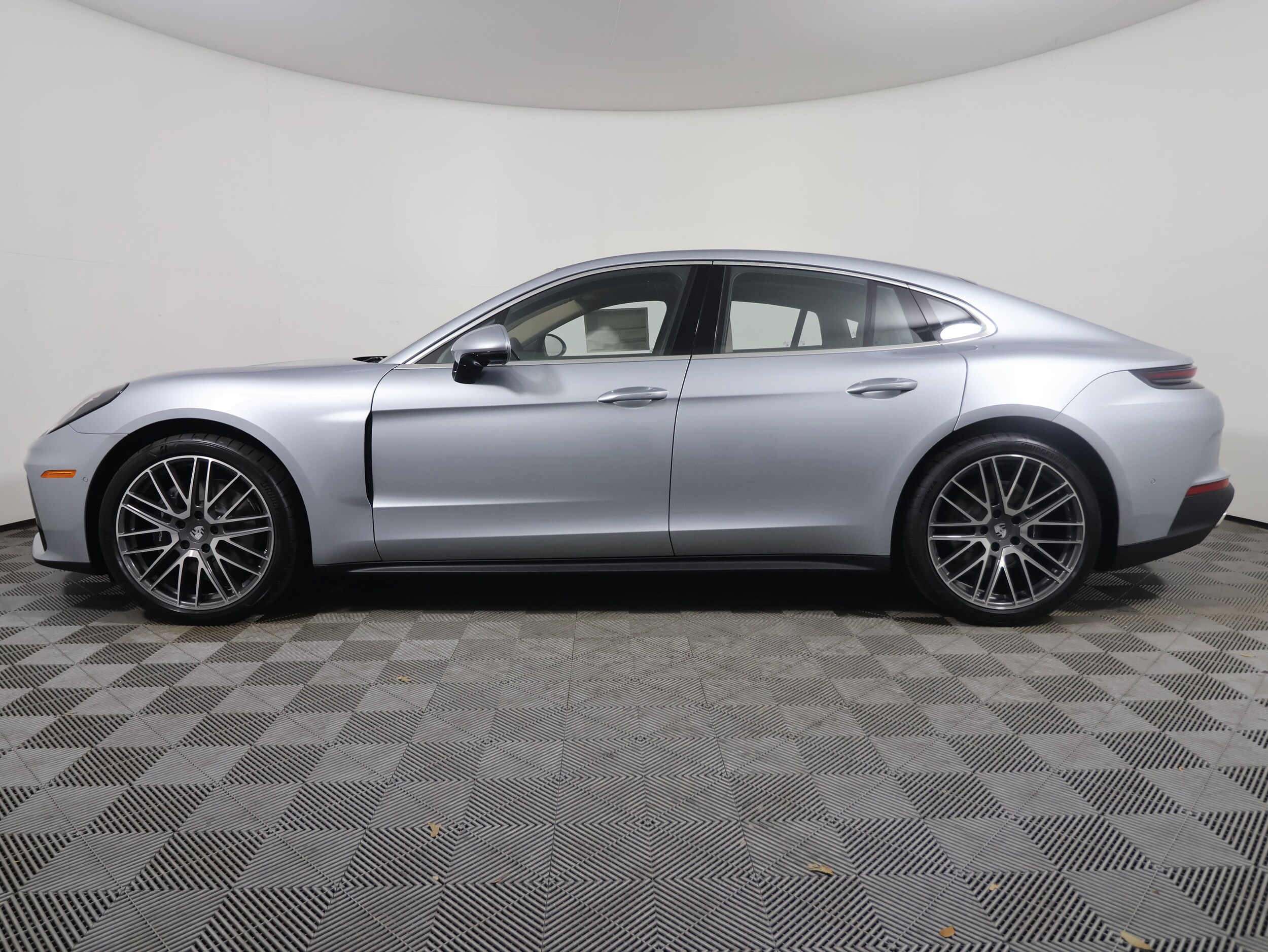 2025 Porsche Panamera 4 photo 2