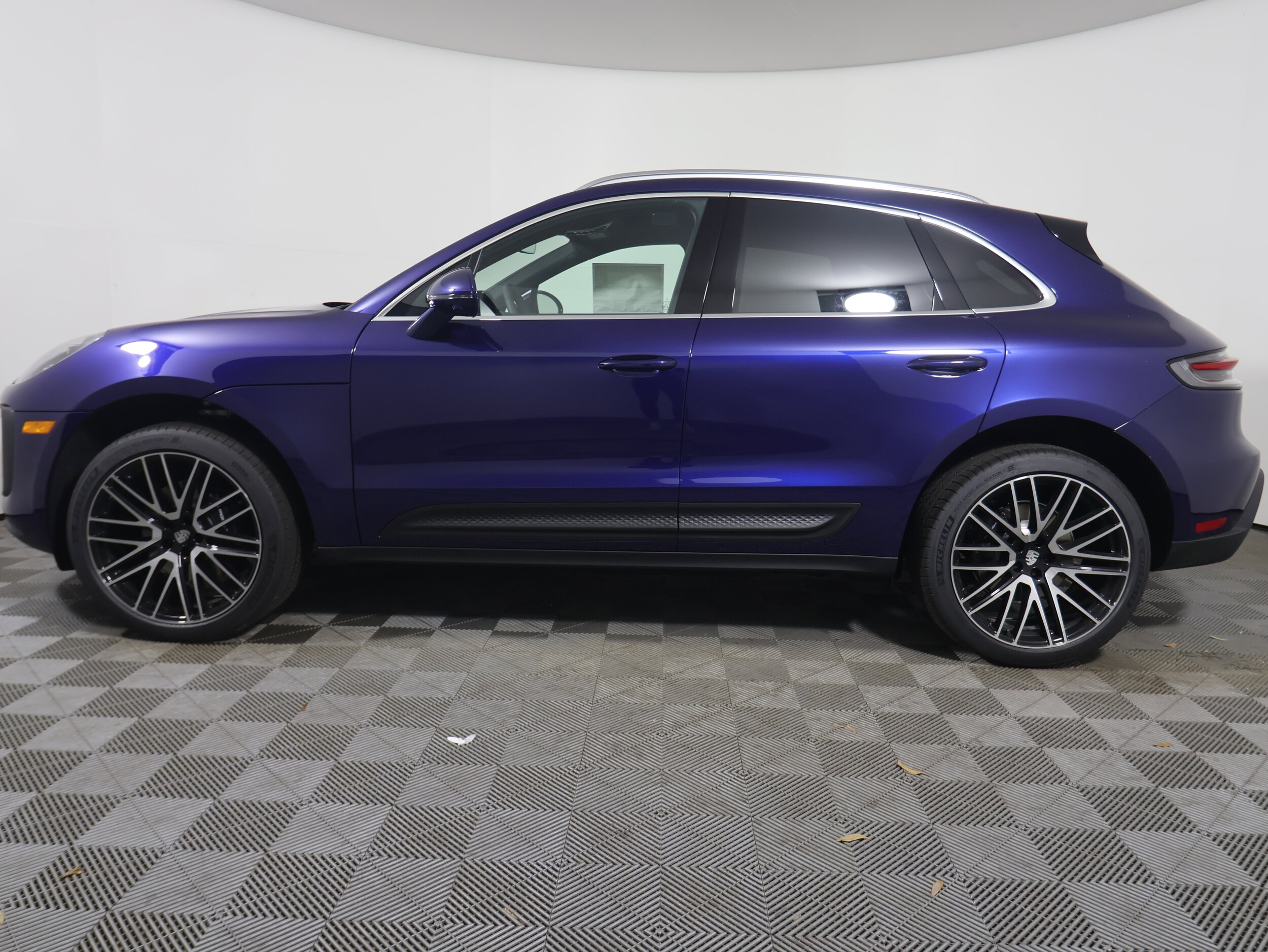 2025 Porsche Macan T photo 2