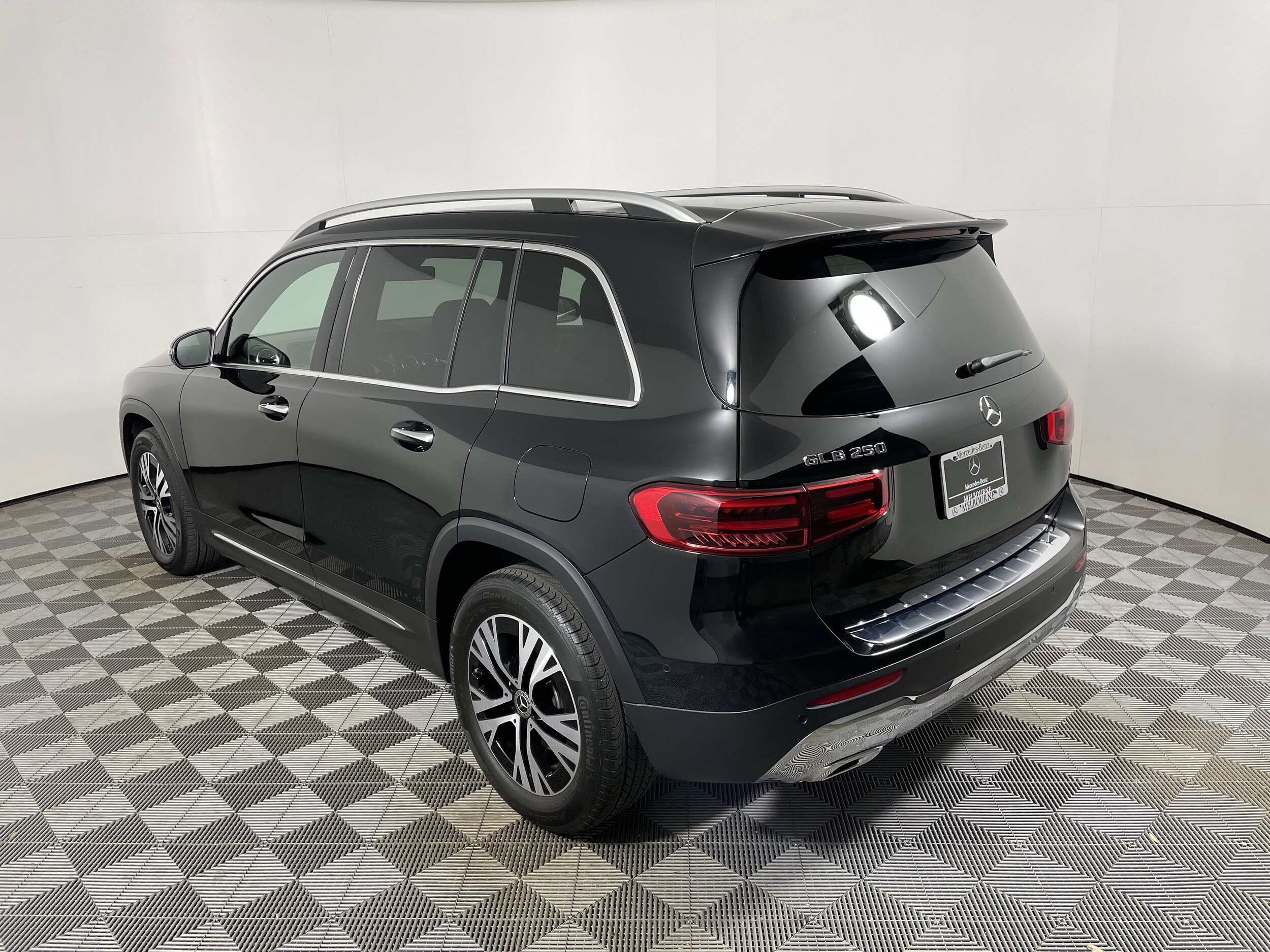 2025 Mercedes Benz GLB 250 photo 3