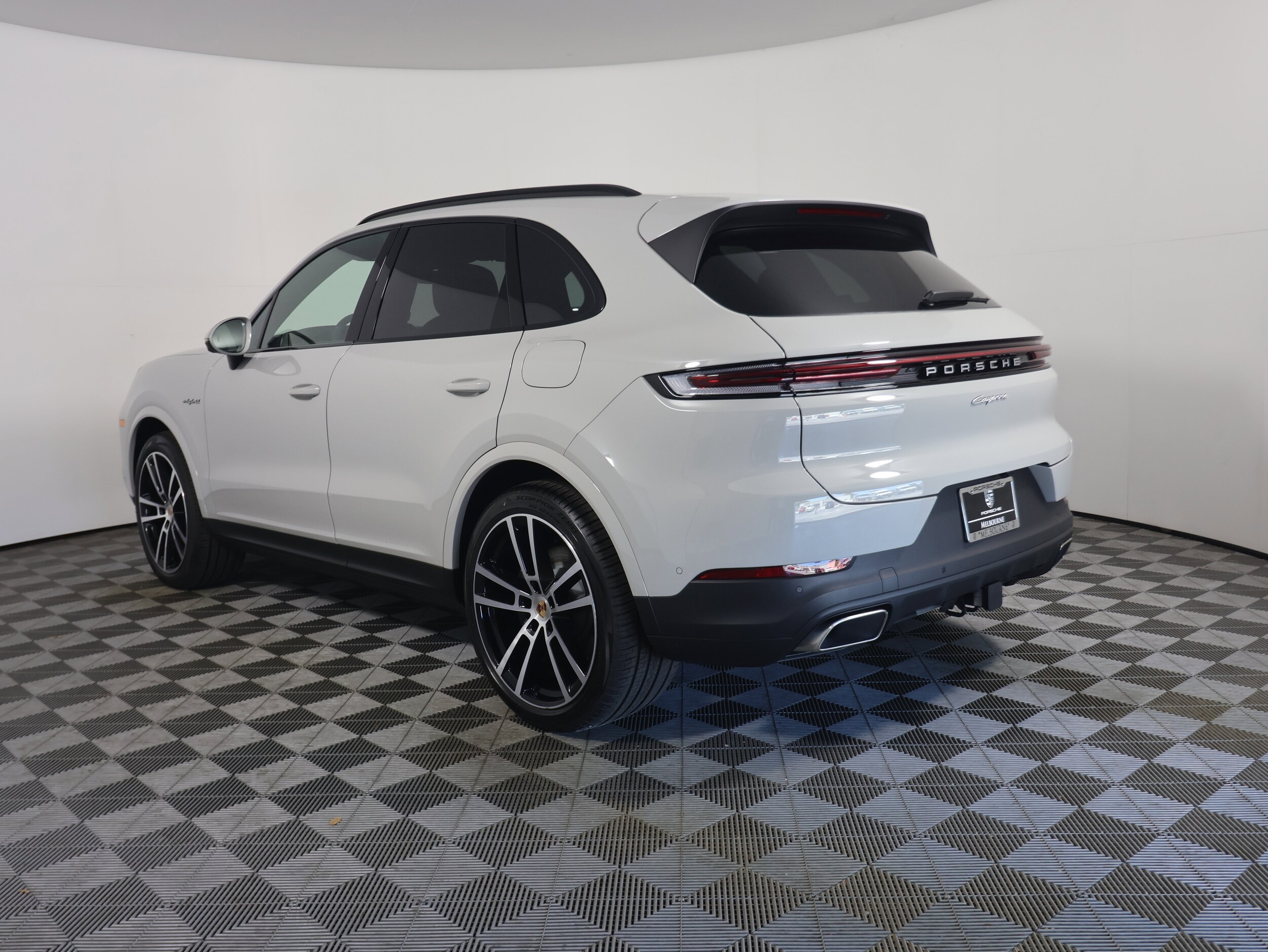 2025 Porsche Cayenne E-Hybrid photo 3