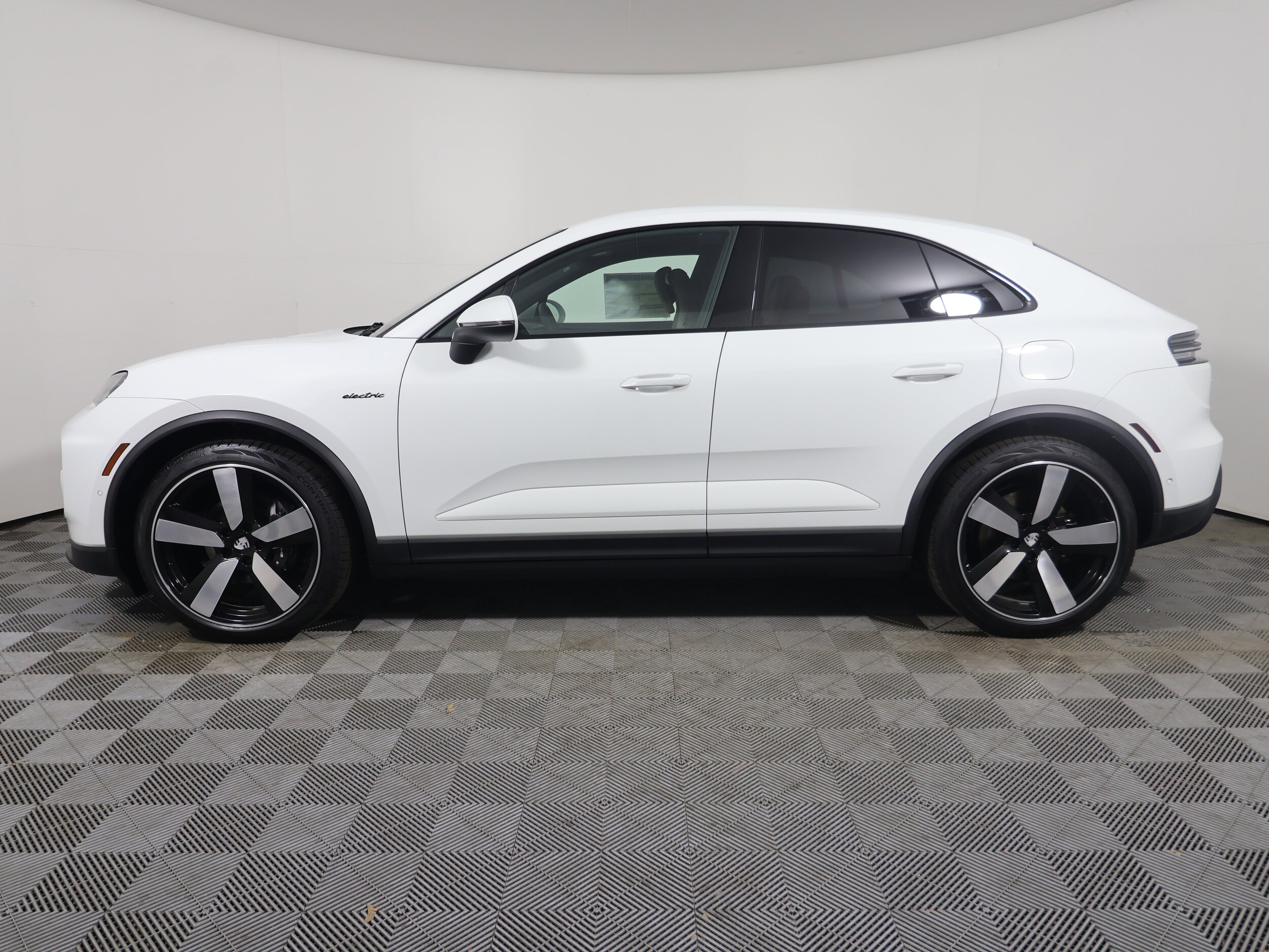 2025 Porsche Macan Electric photo 2