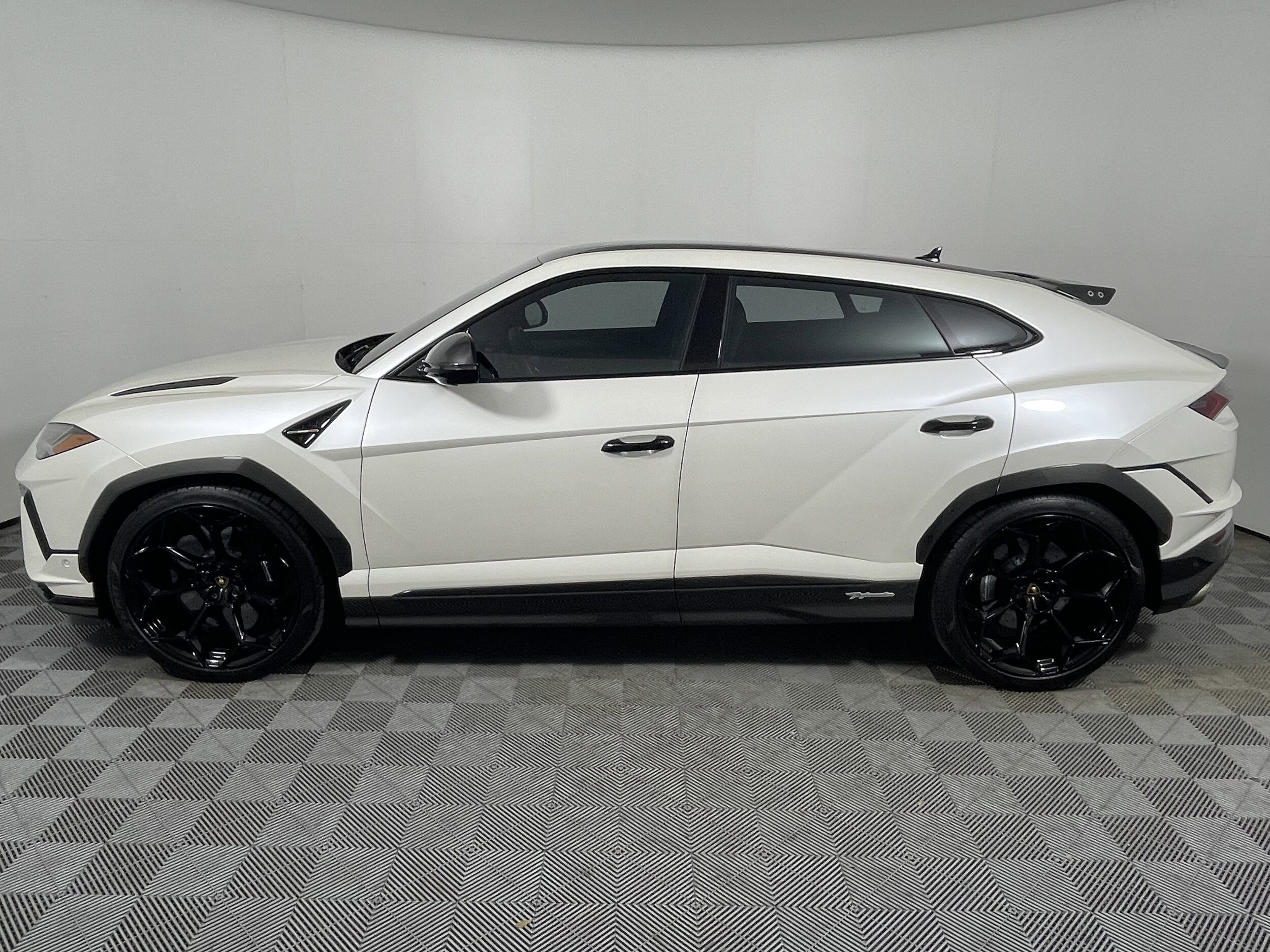 2023 Lamborghini Urus Performante photo 2